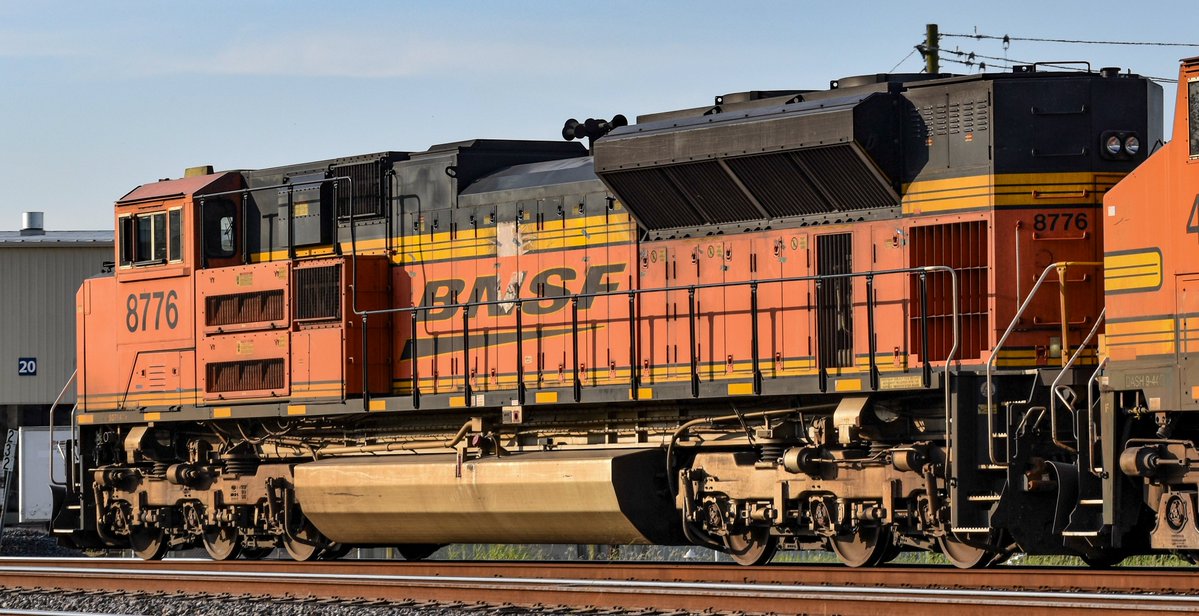 Railfan_1984's tweet photo. @BNSFRailway 8776 (EMD SD70ACe) Leads a 2x1 Mixed freight through Tower 26. Houston, Tx. #Photo #Train #Railfanning #BNSF #Houston https://t.co/c0faVBfi3m