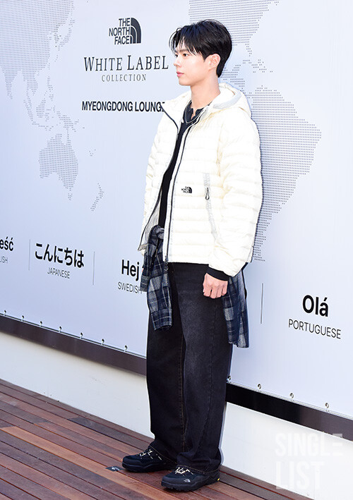 slist2015's tweet photo. [포토] 박보검 '허리에 셔츠 묶고 힙한 스타일링'

#박보검 
#배우박보검 
@BOGUMMY
#朴寶劍 #ParkBoGum 
⬇️관련기사⬇️
https://t.co/3z9fE0MamU https://t.co/jWll227jaF