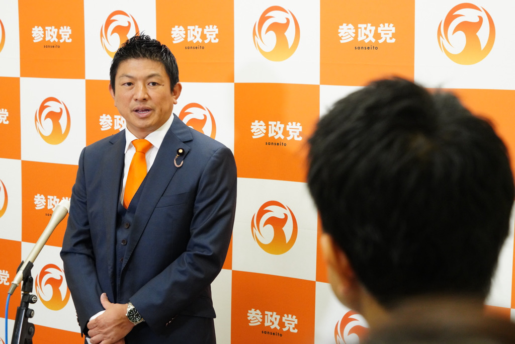 sansei411's tweet photo. 【お知らせ】

本日13時30分に議員立法として
「旧氏を通称として使用する機会の
拡大を図るための措置等に関する法律案」
（旧氏通称使用拡大法案）を
参議院に発議（提出）いたしました。

法案提出に伴い行った会見を、
参政党公式YouTubeにて
公開しております。
🔗https://t.co/vItbdOWSe2

また、
内容の詳細につきましては
公式ホームページに
掲載しておりますので
併せてご覧ください。
🔗https://t.co/jcUq1ZJr0G