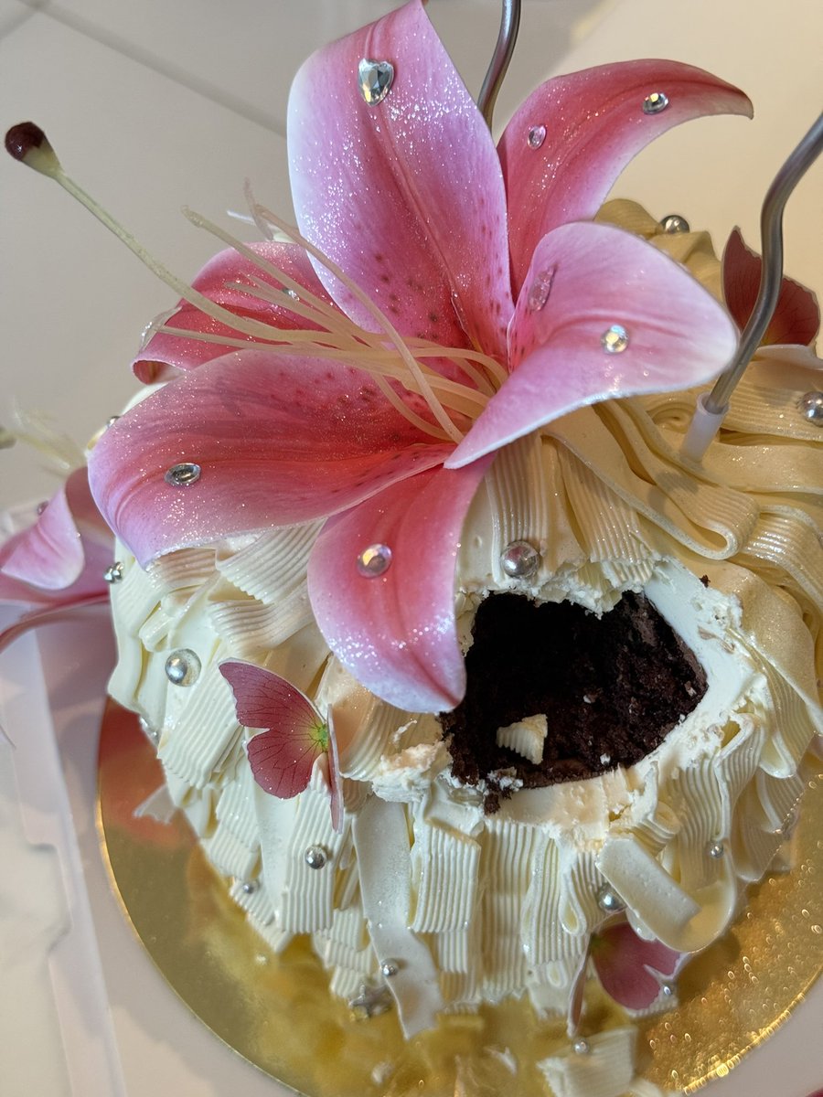 Ciize155cm's tweet photo. 6 ตุลาแล้ว ยังเป่าเค้กอยู่เลย🎂🥳 https://t.co/qzHVowACo4