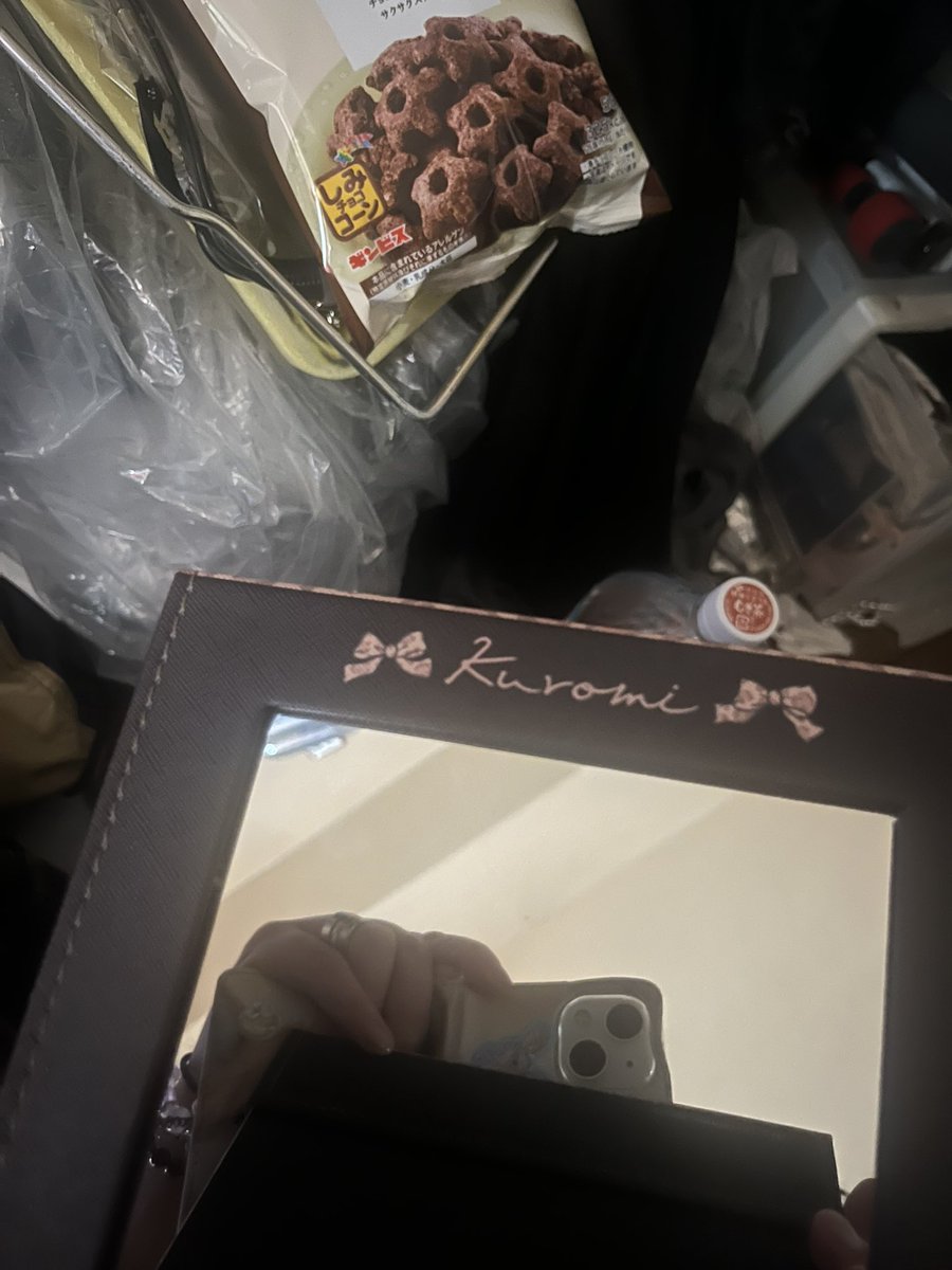 saodeohi's tweet photo. クロミちゃん1番くじをしたら欲しかった鏡がゲットできました
家にちっちゃい鏡しかなくてほんとーにくじさせてくれた飼い主さん　アークには感謝 https://t.co/RjyqMALOnY