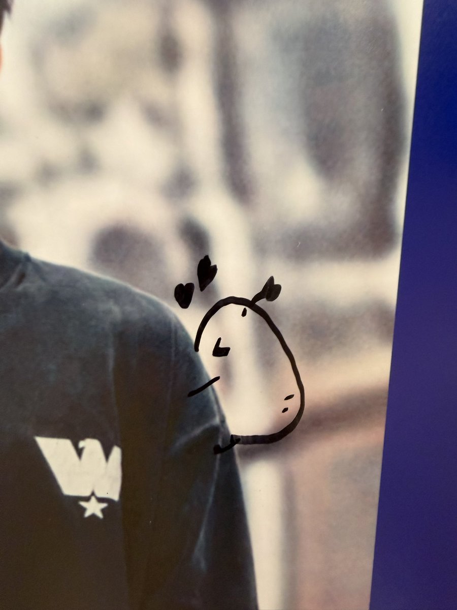 pupshh's tweet photo. タワレコ渋谷のパネル、結の周りにシンヘンが落書きしたじゃがいもいっぱいいて、隠れじゃがいもを探せ状態だった🥔🥔🥔 https://t.co/Gr1HUlrABc