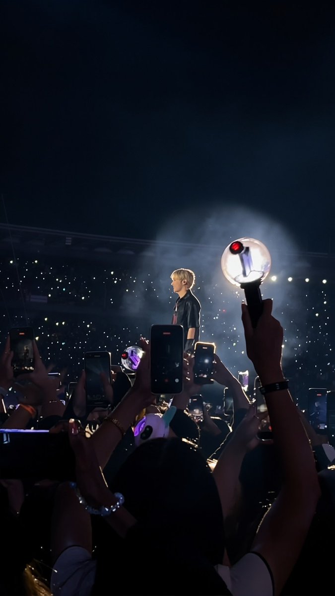 Kikisdiarytv's tweet photo. Top 3 de mis fotos favoritas TOMADAS POR MI del D2 en Bogotá 💜😭 https://t.co/3GVnGHWOhn