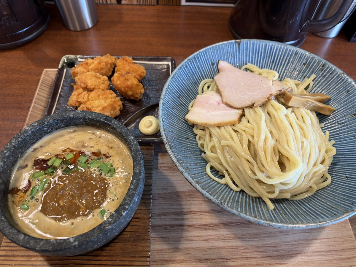 0801kura's tweet photo. 今日のランチは
つけ麺和久楽さんへ
台湾つけ麺400g
唐揚げ5個（無料）
いただきました！いつの間にかメニューが
リニューアルしていました！
煮干しの味が美味しいです😋
10月9日まで唐揚げが5個まで無料なので
お近くの方は是非！！
次はカレーつけ麺食べたい♪
ごちそうさまでした🙏 https://t.co/PZtgugMNIy