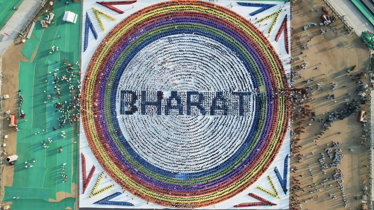 BJP4Gujarat's tweet photo. સેવાના રંગ, રાષ્ટ્રને સંગ 🇮🇳

સેવા સંકલ્પ અભિયાન અંતર્ગત અમદાવાદના GMDC ગ્રાઉન્ડ ખાતે 6,500થી વધુ વિદ્યાર્થીઓએ એક સાથે ભવ્ય માનવ રંગોળી રચી રાષ્ટ્રભાવનાનો અનોખો સંદેશ આપ્યો.

માનનીય મુખ્યમંત્રી શ્રી @Bhupendrapbjp એ ઉપસ્થિત રહી વિદ્યાર્થીઓનો ઉત્સાહ વધાર્યો અને તેમની સર્જનાત્મકતા તથા સામૂહિક ભાગીદારીને બિરદાવી.

#SevaSankalpAbhiyan 
#SevaKeRang