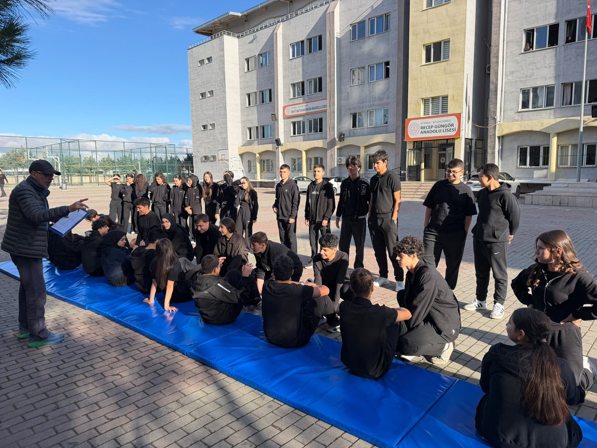 RGAL_34's tweet photo. Bakanlığımız tarafından öğrencilerimizin fiziksel uygunluk düzeylerini belirlemek ve sağlıklı yaşam konusunda farkındalıklarını artırmak amacıyla uygulanan “Sağlıkla İlgili Fiziksel Uygunluk Karnesi” programı, Beden Eğitimi ve Spor Öğretmenlerimiz tarafından gerçekleştirildi. https://t.co/GS6WhVbxcE