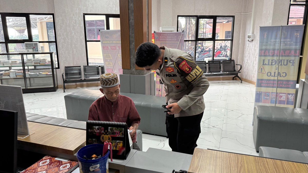 KutimSpkt's tweet photo. Tulus Melayani, Sepenuh Hati 🤝🇮🇩
Hadir memberikan pelayanan yang ramah, humanis, cepat, dan profesional demi kenyamanan masyarakat.
#PolresKutaiTimur #SPKTPolresKutaiTimur #TulusMelayani #PelayananPrima #PolriPresisi https://t.co/1eYte8kK0O