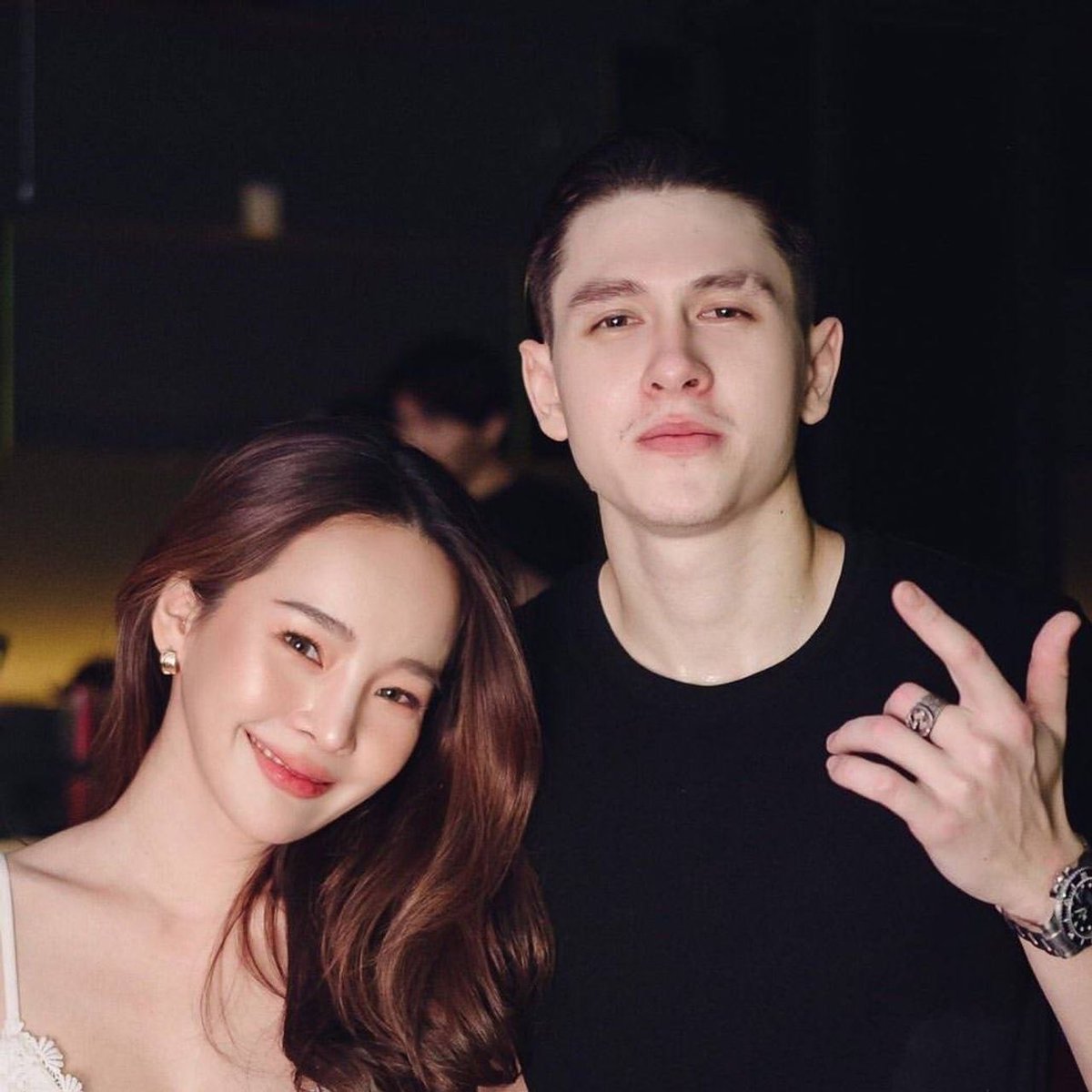 UnderbedDara's tweet photo. ห๊าาาาา อะไรอี๊กกกกกกกก!!

คู่ กวินท์-ปุ้มปุ้ย ที่จู่ๆ แม่ปุ้ยอันฟอลไอจีกวินท์ กวินท์ลบรูปไอจีเกลี้ยง แบบเหลือแค่รูปเดียว

แถมติ๊กต๊อกแม่ปุ้ยก็ลงคำคม “วันที่คุณหลุดพ้น คุณจะหัวเราะอย่างบ้าคลั่ง ให้กับความโง่ของตัวเองในอดีต”

#กวินท์ #ปุ้มปุ้ยพรรทิพา #ใต้เตียงดารา https://t.co/yZzdKdERHH