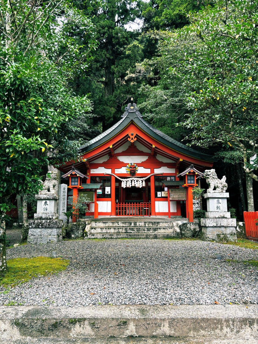 miegokoku's tweet photo. 【北畠神社へ参拝しました】

令和8年10月5日（月）、三重県紅葉会の総会に先立ち、北畠神社へ正式参拝致しました。

北畠神社は、北畠顕能公・北畠親房公・北畠顕家公を御祭神とし、津市美杉町上多気に鎮座される旧別格官幣社です。

三重縣護國神社から北畠神社へは、車で1時間10分程度かかります。 https://t.co/Pap4Psrl1K