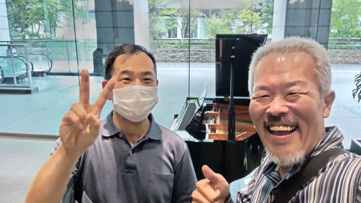 izatakaya's tweet photo. んっ、偶然出会いました！🤣😱 期間限定のストリートピアノ。👍5台のグランドピアノを弾きに、東京アークヒルズにやって来ました！🙏お���空いたので虎ノ門で働いている友人と喫茶で少し食べました！😊そして、聡さんとツーショット、いい笑顔です！😁愉快なピアノ仲間が増えてきました！👍 https://t.co/2CGbnPtwEJ