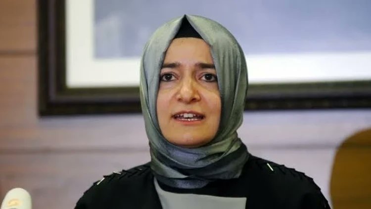 Hurriyet's tweet photo. 💰FON krizinde ismi gündeme gelen ve soruşturulan fonlardan 2 milyar civarında para çektiği tespit edilen eski Bakan Fatma Betül Sayan Kaya 1 milyar 860 milyon lirayı fonlar için açılan iade hesaplarına yatırdı.
@musakesler 
https://t.co/B2OVBlTJZH https://t.co/tRBBCSI0sH