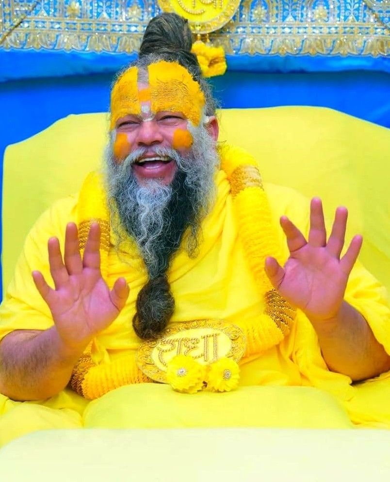 the_dark_masked's tweet photo. प्रेमानंद आश्रम से कहाँ गायब हो रहे हैं बच्चे? क्या है पूरा सच? 

वृंदावन के केलि कुंज आश्रम से कई बच्चों के गायब होने का रहस्य गहराता जा रहा है। आश्रम के बाहर परेशान माता-पिता अपने बच्चों की तस्वीरें और पोस्टर लेकर रोते-बिलखते नज़र आ रहे हैं। उनका कहना है कि उनके बच्चे आश्रम में आने के बाद कभी घर वापस नहीं लौटे। ये बच्चे आखिर कहाँ जा रहे हैं, किसी को कुछ नहीं पता। हाल ही में आश्रम के एक शिष्य की आत्महत्या ने इन रहस्यों को और भी संदिग्ध बना दिया है।

अब इसकी जांच की मांग तेज हो गई है। एक संत ने बाल संरक्षण आयोग के अध्यक्ष को पत्र लिखकर इस मामले में हस्तक्षेप करने को कहा है। उन्होंने सख्त मांग की है कि आश्रम में मौजूद सभी नाबालिग बच्चों की एक लिस्ट बनाई जाए और उन्हें तुरंत उनके माता-पिता के हवाले किया जाए।