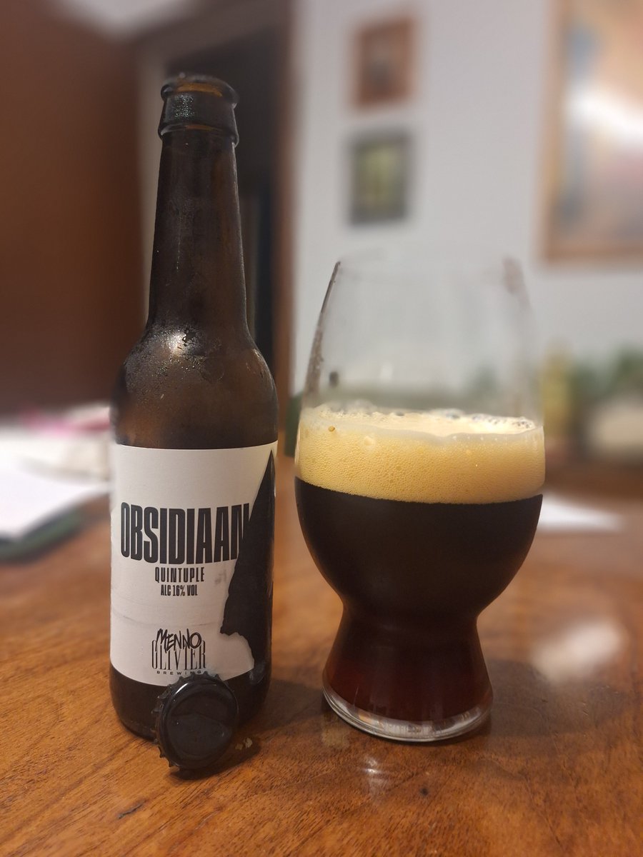 milbeerista's tweet photo. Menno Olivier Brewing Obsidiaan. Elaborada a La Pirata, Súria. Quintuple. Aigua, malt d'ordi, llúpol i llevat. 16%. Molt canyera, l'alcohol tapa tota la resta,escalfa, pica i li dona gust de destil·lat. #stout #imperialstout #beer #cerveza #pivo #birra #instabeer #pornbeer https://t.co/oOHl15dGHR