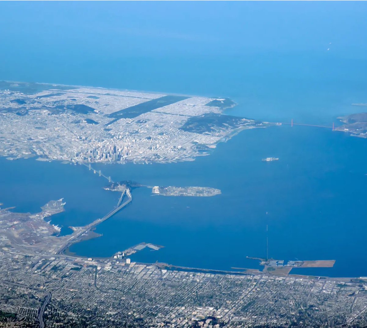 Grace686l's tweet photo. A panoramic view of SF and the Bay in 1920, with no bridges and no Treasure Island https://t.co/X2WVYClxmg