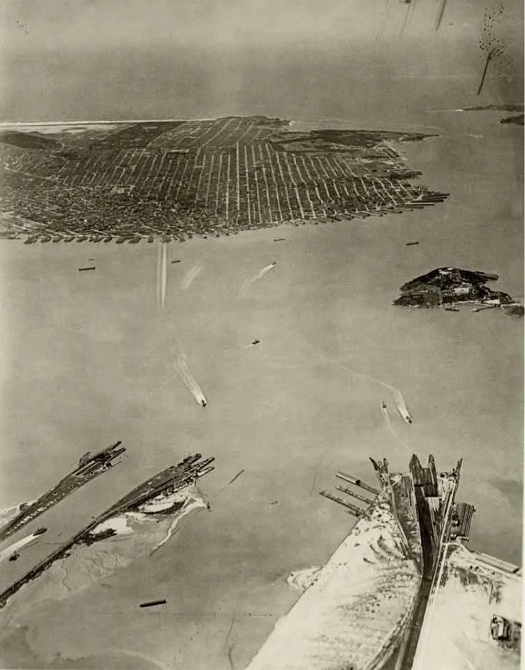 Grace686l's tweet photo. A panoramic view of SF and the Bay in 1920, with no bridges and no Treasure Island https://t.co/X2WVYClxmg