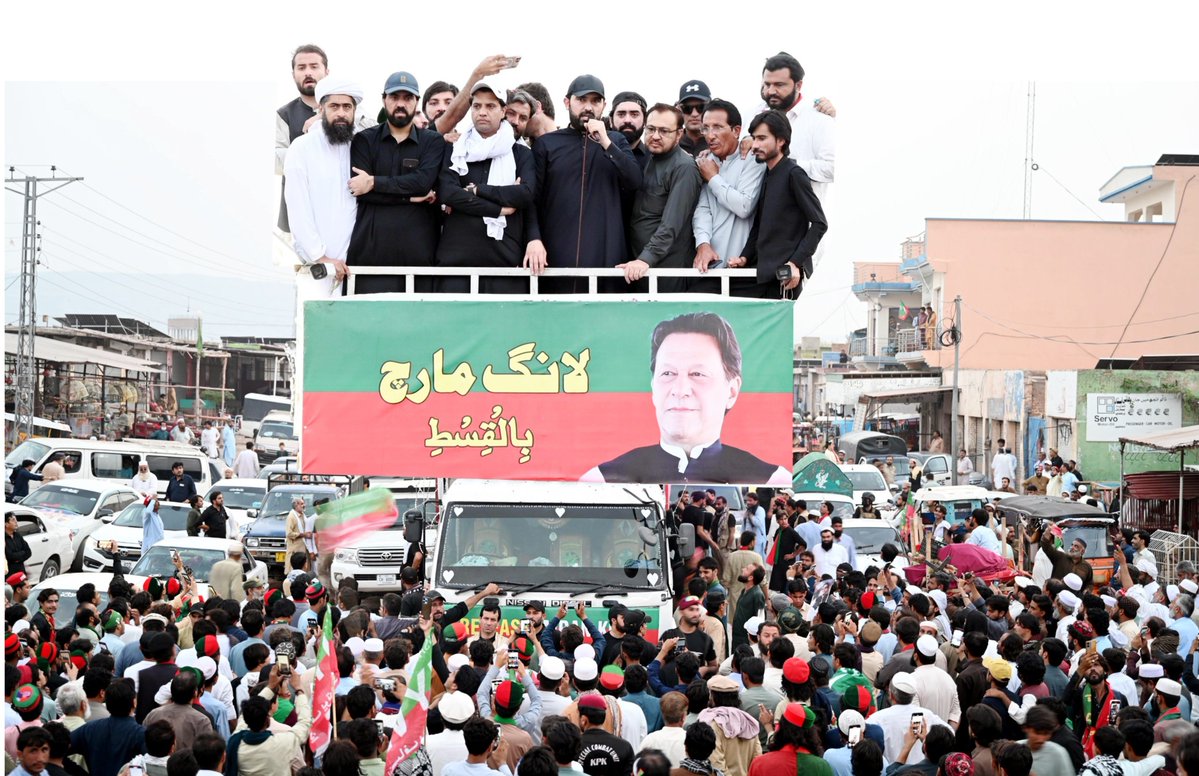 akamran111's tweet photo. پی ٹی آئی لانگ مارچ کو سیکیورٹی فراہم کرنے کے لیے کیس، پشاور ہائیکورٹ نے وفاق کو نوٹس جاری کرکے جواب طلب کرلیا

لانگ مارچ آج پشاور پہنچ رہا ہے، ہم مارچ کے میزبان اور شرکاء مہمان ہونگے اس لیے شرکاء کو سیکیورٹی فراہم کی جائے اور قانون کے مطابق برتاؤ کیا جائے، وکیل درخواستگزار

اسی نوعیت کی ایک درخواست اسلام آباد ہائیکورٹ پہلے ہی نمٹا چکی ہے، یہ درخواست قابلِ سماعت نہیں، ایڈیشنل اٹارنی جنرل ثناء اللہ

کیس کو کل تک ملتوی نہ کیا جائے بلکہ آج ہی سنا جائے، وکیل درخواستگزار

فریقِ کو سنے بغیر کیس آگے نہیں بڑھایا جا سکتا، عدالت