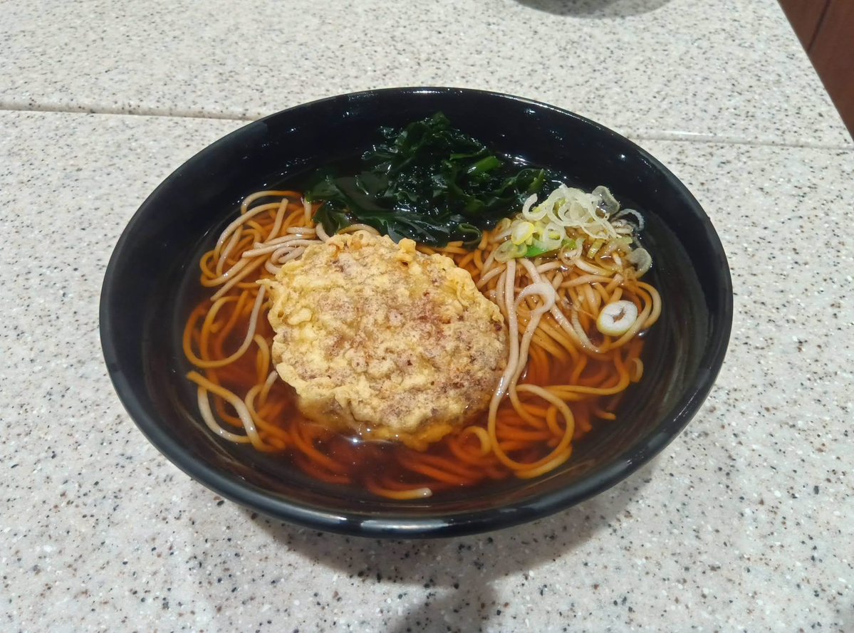 fujisobar's tweet photo. ビッグニュースです！！！！！

富士そば吉祥寺店で「ハンバーグ天そば」が販売開始されました！

ボリューム満点の一杯を是非ご賞味ください！ https://t.co/i98f38G1fa