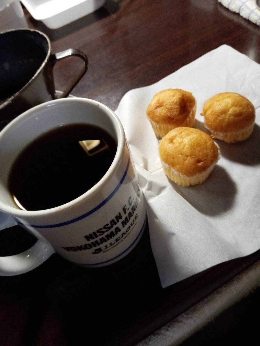 oktanba's tweet photo. 出涸らしのコーヒーに期限切れ直後のカップケー��…幸せ💦😌😋
#NHKまんまる ＃3時のおやつ https://t.co/papzBVW1y5