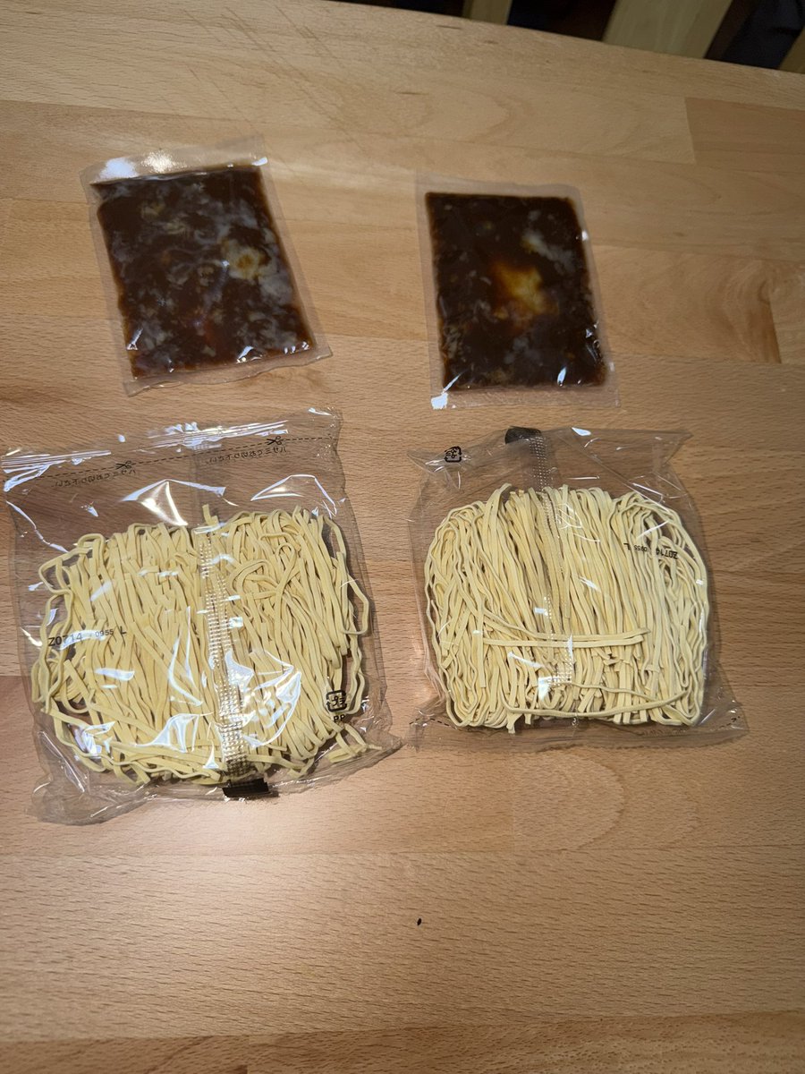 oudouyakashiwa's tweet photo. 藤原製麺の袋麺ただいま打ち合わせ中
まだちょっと先の話にはなりますが
パッケージどっちがいいでしょう
Aの方がいいと思う方は
いいね
Bの方がいいと思う方は
リツイートしてください
参考にさせてもらいます https://t.co/x7SRSfY4IB