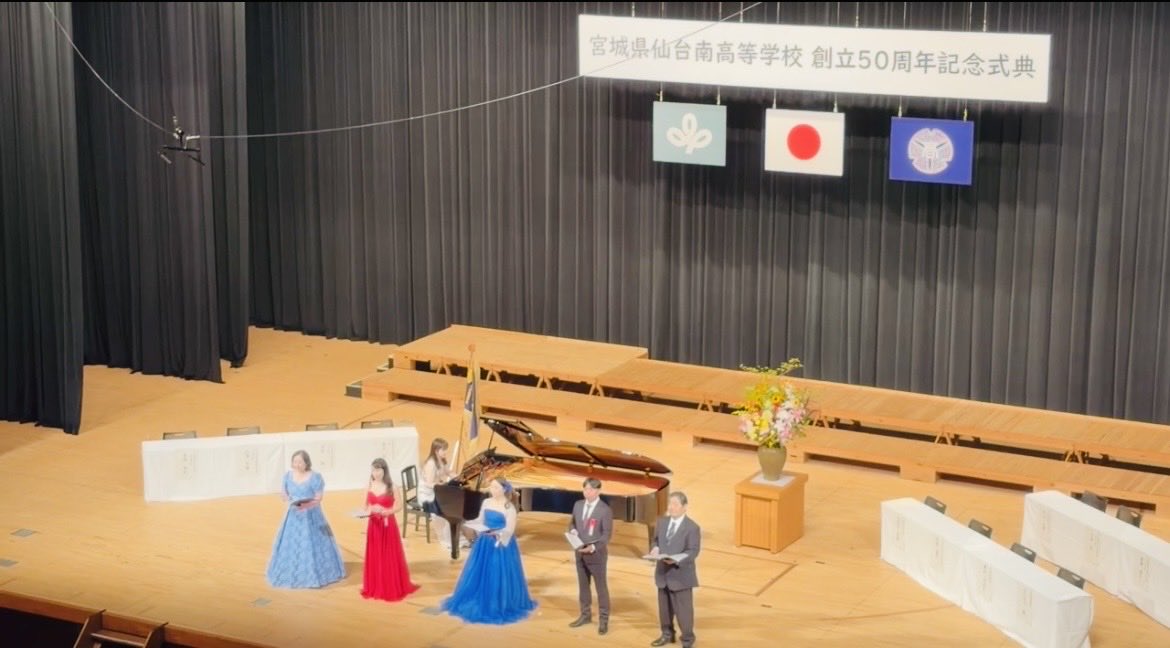 ayakoonosoprano's tweet photo. 母校の50周年記念にお招きいただき、校歌とヘンデルのアリアを演奏しました✨ 大学受験の時もヘンデルだったなぁ、と懐かしい思い出も😃
50年の歩みを支えてくださった先生方への感謝を胸に、これからも音楽を通して少しずつ恩返ししていけたらと思います。
50周年、本当におめでとうございます！🎉 https://t.co/06Gqmdwpp7