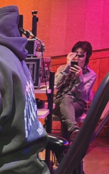 eomcoertis's tweet photo. JUHOON SPOTTED IN THE STUDIO WITH songwriter &amp; producer chazmishan?!?!? https://t.co/aczuvw5whN