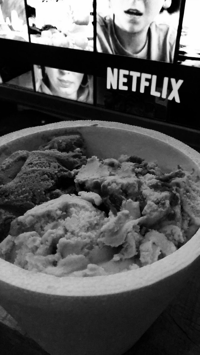 luvvsrossie's tweet photo. lo que Leigh no sabe es que me voy a acabar el helado incluso antes de empezar la peli. https://t.co/Dh7yYZ5aO1