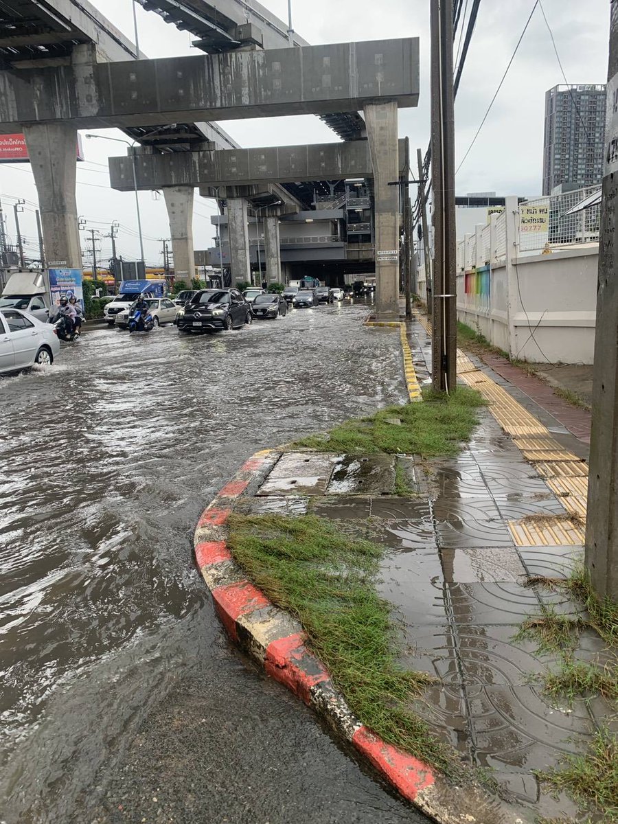 fm91trafficpro's tweet photo. ⛈️💦 อัปเดตสถานการณ์ฝนตก-น้ำท่วม #ถนนแจ้งวัฒนะ 

6 ตุลาคม 2569 เวลา 12.00 น. สภ.ปากเกร็ด นนทบุรี รายงานสภาพการจราจร 
รถมีปริมาณปานกลาง เคลื่อนตัวได้

📌ถนนแจ้งวัฒนะ ขาเข้า และ ขาออก มีน้ำท่วมขัง

จุดที่ 1 บริเวณหน้าห้างแม็คโคร ถึง ทางขึ้นด่วนแจ้งวัฒนะ มีน้ำท่วมขัง 3 ช่องทางด้านซ้าย สูงประมาณ 10-15 ซม.

📌รถเล็กสัญจรได้ ทุกช่องทาง

จุดที่ 2 บริเวณหน้า สำนักงานเครื่องจักรกลฯ ถึง สะพานข้ามคลองประปา มีน้ำท่วมขัง 3 ช่องทางด้านซ้าย สูงประมาณ 10-15 ซม.

📌รถเล็กสัญจรได้ ทุกช่องทาง

ประสาน จนท.แขวงทางหลวงนนทบุรี และเทศบาลปากเกร็ด ระหว่างเร่งสูบระบายน้ำครับ

เจ้าหน้าที่ตำรวจจราจร สภ.ปากเกร็ด อยู่ระหว่างอำนวยความสะดวกการจราจร เร่งระบายรถ

#ฝนตกหนัก #นนทบุรี #น้ำท่วมนนทบุรี #ข่าวจราจรสวพFM91