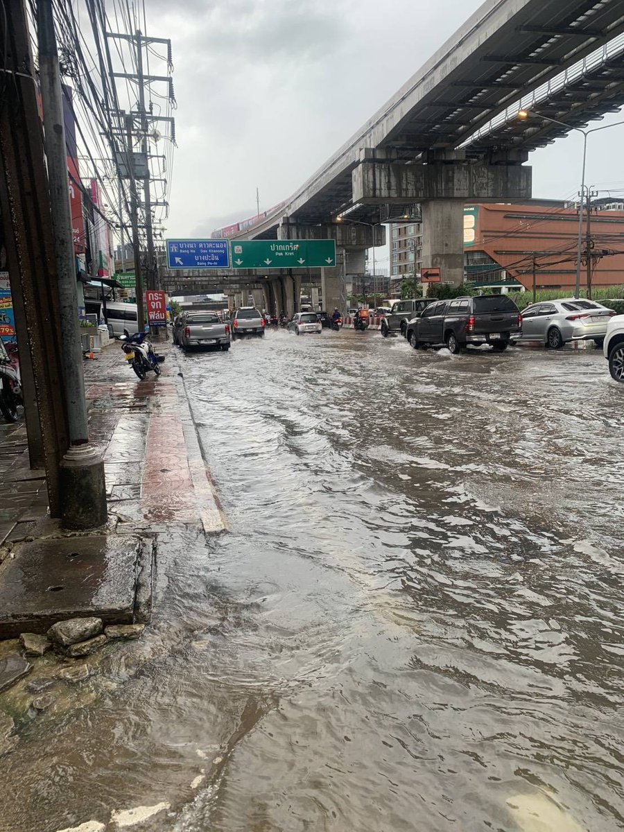 fm91trafficpro's tweet photo. ⛈️💦 อัปเดตสถานการณ์ฝนตก-น้ำท่วม #ถนนแจ้งวัฒนะ 

6 ตุลาคม 2569 เวลา 12.00 น. สภ.ปากเกร็ด นนทบุรี รายงานสภาพการจราจร 
รถมีปริมาณปานกลาง เคลื่อนตัวได้

📌ถนนแจ้งวัฒนะ ขาเข้า และ ขาออก มีน้ำท่วมขัง

จุดที่ 1 บริเวณหน้าห้างแม็คโคร ถึง ทางขึ้นด่วนแจ้งวัฒนะ มีน้ำท่วมขัง 3 ช่องทางด้านซ้าย สูงประมาณ 10-15 ซม.

📌รถเล็กสัญจรได้ ทุกช่องทาง

จุดที่ 2 บริเวณหน้า สำนักงานเครื่องจักรกลฯ ถึง สะพานข้ามคลองประปา มีน้ำท่วมขัง 3 ช่องทางด้านซ้าย สูงประมาณ 10-15 ซม.

📌รถเล็กสัญจรได้ ทุกช่องทาง

ประสาน จนท.แขวงทางหลวงนนทบุรี และเทศบาลปากเกร็ด ระหว่างเร่งสูบระบายน้ำครับ

เจ้าหน้าที่ตำรวจจราจร สภ.ปากเกร็ด อยู่ระหว่างอำนวยความสะดวกการจราจร เร่งระบายรถ

#ฝนตกหนัก #นนทบุรี #น้ำท่วมนนทบุรี #ข่าวจราจรสวพFM91