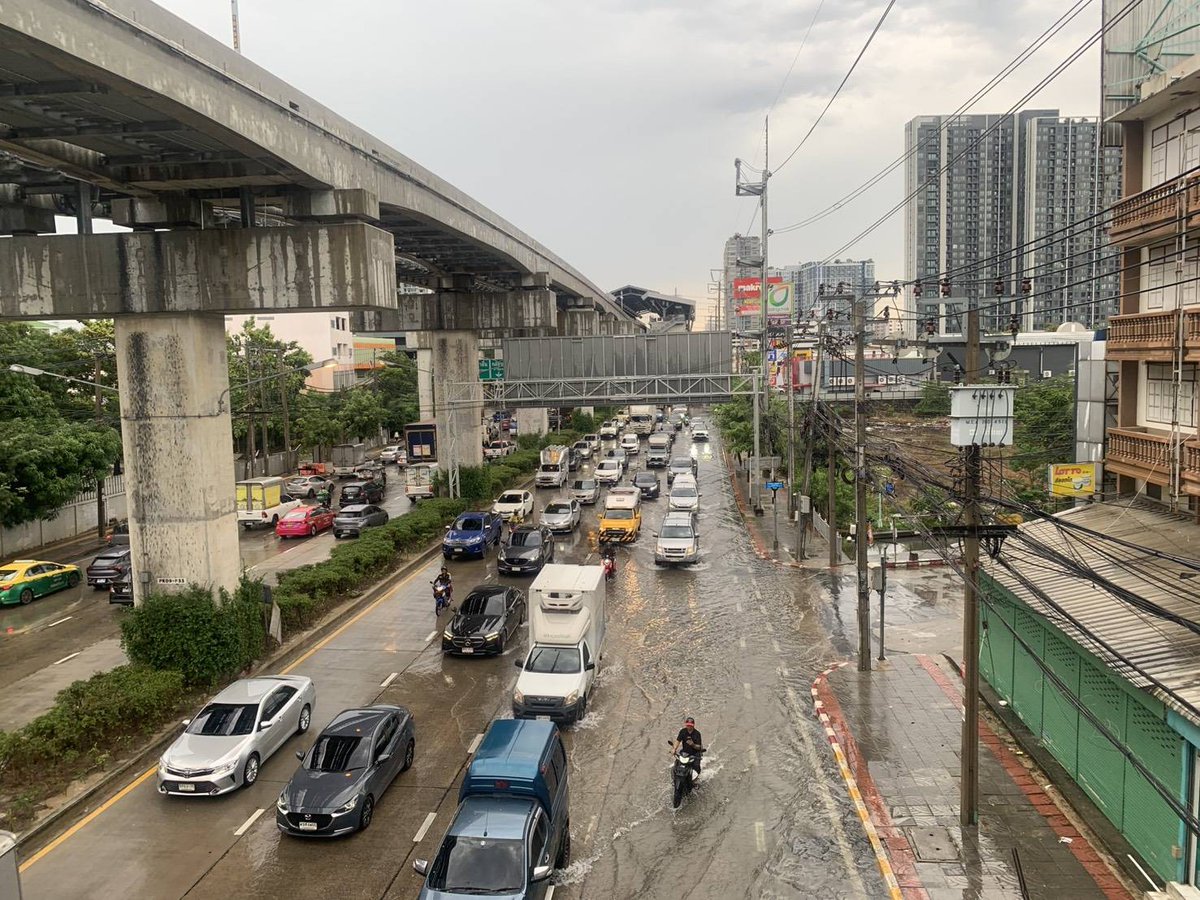 fm91trafficpro's tweet photo. ⛈️💦 อัปเดตสถานการณ์ฝนตก-น้ำท่วม #ถนนแจ้งวัฒนะ 

6 ตุลาคม 2569 เวลา 12.00 น. สภ.ปากเกร็ด นนทบุรี รายงานสภาพการจราจร 
รถมีปริมาณปานกลาง เคลื่อนตัวได้

📌ถนนแจ้งวัฒนะ ขาเข้า และ ขาออก มีน้ำท่วมขัง

จุดที่ 1 บริเวณหน้าห้างแม็คโคร ถึง ทางขึ้นด่วนแจ้งวัฒนะ มีน้ำท่วมขัง 3 ช่องทางด้านซ้าย สูงประมาณ 10-15 ซม.

📌รถเล็กสัญจรได้ ทุกช่องทาง

จุดที่ 2 บริเวณหน้า สำนักงานเครื่องจักรกลฯ ถึง สะพานข้ามคลองประปา มีน้ำท่วมขัง 3 ช่องทางด้านซ้าย สูงประมาณ 10-15 ซม.

📌รถเล็กสัญจรได้ ทุกช่องทาง

ประสาน จนท.แขวงทางหลวงนนทบุรี และเทศบาลปากเกร็ด ระหว่างเร่งสูบระบายน้ำครับ

เจ้าหน้าที่ตำรวจจราจร สภ.ปากเกร็ด อยู่ระหว่างอำนวยความสะดวกการจราจร เร่งระบายรถ

#ฝนตกหนัก #นนทบุรี #น้ำท่วมนนทบุรี #ข่าวจราจรสวพFM91