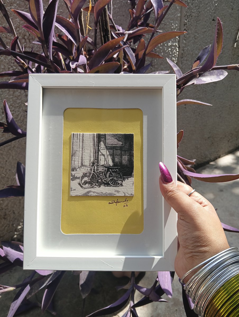 nishasunanda's tweet photo. 🚲 A Bicycle’s Silent Story ✨

A quiet bicycle resting in an old street, carrying memories of simple days, familiar journeys, and stories left untold. 🖤
#nishasunandaart #nishasunanda #BicyclesSilentStory #BicycleArt #BlackAndWhiteArt #VintageArt #ArtStory #IndianArt #SketchArt https://t.co/p9WQUAHCja