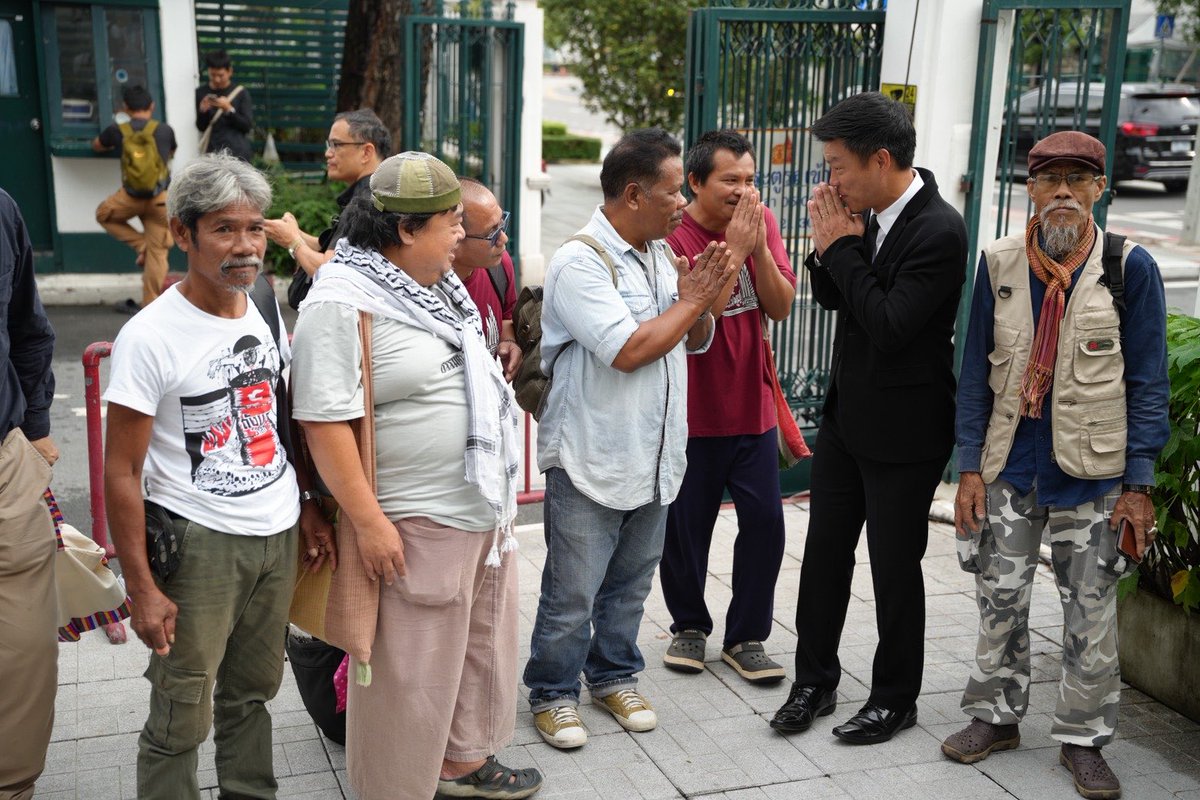 PPLEThai's tweet photo. [ 50 ปี 6 ตุลา รำลึกอดีตเพื่อมองไปข้างหน้า ไม่ให้ประวัติศาสตร์ความรุนแรงเกิดขึ้นซ้ำ ] . วันนี้ (6 ตุลาคม 2569) เนื่องในวาระครบรอบ 50 ปีเหตุการณ์ ‘6 ตุลา 19’ ณัฐพงษ์ เรืองปัญญาวุฒิ ผู้นำฝ่ายค้านในสภาผู้แทนราษฎร และหัวหน้าพรรคประชาชน ร่วมงานรำลึกเหตุการณ์ 6 ตุลา ที่มหาวิทยาลัยธรรมศาสตร์ ท่าพระจันทร์ . การรำลึก 6 ตุลา เป็นพื้นที่ที่คนจากหลายรุ่นได้กลับมาทบทวนเหตุการณ์ในอดีต และรำลึกถึงผู้ที่ต่อสู้เพื่อสิทธิเสรีภาพและประชาธิปไตย . “งานรำลึกครั้งนี้เป็นงานที่มีความสำคัญ มีคนจากหลายๆ รุ่น ทั้งคนที่อยู่ในเหตุการณ์เดือนตุลาเอง และคนที่ไม่ได้อยู่ในเหตุการณ์ มีวัตถุประสงค์เพื่ออย่างน้อยเราได้รำลึกถึงเหตุการณ์ในอดีต วีรชน คนที่เป็นนักสู้ ต่อสู้เพื่อปกป้องสิทธิเสรีภาพของประชาชน ต่อสู้เพื่อประชาธิปไตย สิ่งที่สำคัญมากกว่าก็คือการมองไปข้างหน้าว่าเราจะทำยังไงไม่ให้เกิดเหตุการณ์แบบนี้ ที่มีอำนาจเผด็จการขึ้นมาข่มเหง รังแก เข่นฆ่าประชาชนอีก” . 50 ปีที่ผ่านมา บทเรียนจาก 14 ตุลา 2516 และ 6 ตุลา 2519 ยังคงย้ำว่า ประชาธิปไตยที่มั่นคงต้องมาพร้อมกติกาและกลไกตรวจสอบถ่วงดุลที่เข้มแข็ง เพื่อจำกัดการใช้อำนาจรัฐและทำให้ผู้มีอำนาจต้องรับผิดชอบต่อประชาชน . ณัฐพงษ์ย้ำว่า หนึ่งในสิ่งสำคัญคือการเดินหน้าผลักดันการแก้ไขรัฐธรรมนูญ เพื่อสร้างกลไกตรวจสอบถ่วงดุลที่ทำให้ผู้มีอำนาจรัฐต้อง “เกรงกลัวและเกรงใจประชาชน” มากขึ้น . สำหรับพรรคประชาชน การรำลึก 50 ปี 6 ตุลา จึงไม่ใช่เพียงการย้อนกลับไปมองอดีต แต่คือการทบทวนบทเรียน เพื่อสร้างหลักประกันว่าอำนาจรัฐจะไม่ถูกใช้เพื่อละเมิดสิทธิเสรีภาพของประชาชน และผู้ใช้อำนาจจะต้องรับผิดชอบต่อการกระทำของตนเอง . เพราะการรำลึกถึงประวัติศาสตร์ที่ดีที่สุด คือการทำให้ประวัติศาสตร์ความรุนแรงทางการเมืองไม่ต้องเกิดขึ้นซ้ำอีก