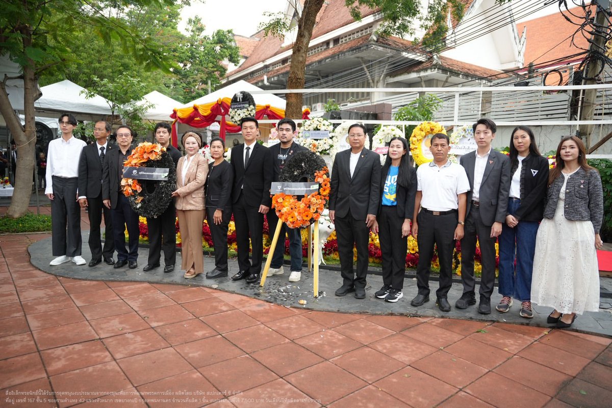 PPLEThai's tweet photo. [ 50 ปี 6 ตุลา รำลึกอดีตเพื่อมองไปข้างหน้า ไม่ให้ประวัติศาสตร์ความรุนแรงเกิดขึ้นซ้ำ ] . วันนี้ (6 ตุลาคม 2569) เนื่องในวาระครบรอบ 50 ปีเหตุการณ์ ‘6 ตุลา 19’ ณัฐพงษ์ เรืองปัญญาวุฒิ ผู้นำฝ่ายค้านในสภาผู้แทนราษฎร และหัวหน้าพรรคประชาชน ร่วมงานรำลึกเหตุการณ์ 6 ตุลา ที่มหาวิทยาลัยธรรมศาสตร์ ท่าพระจันทร์ . การรำลึก 6 ตุลา เป็นพื้นที่ที่คนจากหลายรุ่นได้กลับมาทบทวนเหตุการณ์ในอดีต และรำลึกถึงผู้ที่ต่อสู้เพื่อสิทธิเสรีภาพและประชาธิปไตย . “งานรำลึกครั้งนี้เป็นงานที่มีความสำคัญ มีคนจากหลายๆ รุ่น ทั้งคนที่อยู่ในเหตุการณ์เดือนตุลาเอง และคนที่ไม่ได้อยู่ในเหตุการณ์ มีวัตถุประสงค์เพื่ออย่างน้อยเราได้รำลึกถึงเหตุการณ์ในอดีต วีรชน คนที่เป็นนักสู้ ต่อสู้เพื่อปกป้องสิทธิเสรีภาพของประชาชน ต่อสู้เพื่อประชาธิปไตย สิ่งที่สำคัญมากกว่าก็คือการมองไปข้างหน้าว่าเราจะทำยังไงไม่ให้เกิดเหตุการณ์แบบนี้ ที่มีอำนาจเผด็จการขึ้นมาข่มเหง รังแก เข่นฆ่าประชาชนอีก” . 50 ปีที่ผ่านมา บทเรียนจาก 14 ตุลา 2516 และ 6 ตุลา 2519 ยังคงย้ำว่า ประชาธิปไตยที่มั่นคงต้องมาพร้อมกติกาและกลไกตรวจสอบถ่วงดุลที่เข้มแข็ง เพื่อจำกัดการใช้อำนาจรัฐและทำให้ผู้มีอำนาจต้องรับผิดชอบต่อประชาชน . ณัฐพงษ์ย้ำว่า หนึ่งในสิ่งสำคัญคือการเดินหน้าผลักดันการแก้ไขรัฐธรรมนูญ เพื่อสร้างกลไกตรวจสอบถ่วงดุลที่ทำให้ผู้มีอำนาจรัฐต้อง “เกรงกลัวและเกรงใจประชาชน” มากขึ้น . สำหรับพรรคประชาชน การรำลึก 50 ปี 6 ตุลา จึงไม่ใช่เพียงการย้อนกลับไปมองอดีต แต่คือการทบทวนบทเรียน เพื่อสร้างหลักประกันว่าอำนาจรัฐจะไม่ถูกใช้เพื่อละเมิดสิทธิเสรีภาพของประชาชน และผู้ใช้อำนาจจะต้องรับผิดชอบต่อการกระทำของตนเอง . เพราะการรำลึกถึงประวัติศาสตร์ที่ดีที่สุด คือการทำให้ประวัติศาสตร์ความรุนแรงทางการเมืองไม่ต้องเกิดขึ้นซ้ำอีก