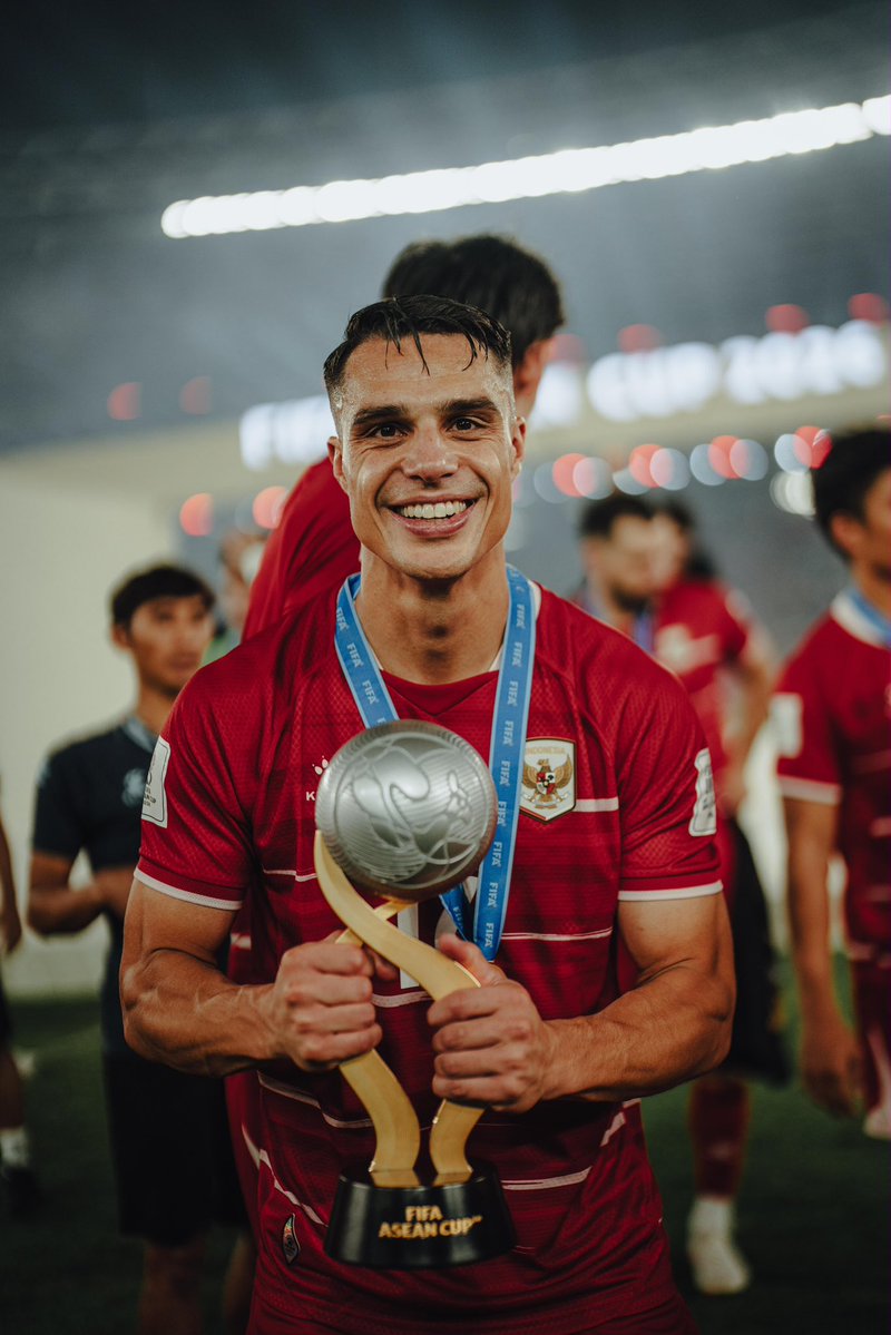 LommelSKOff's tweet photo. Geschiedenis geschreven! 🤩

Joey Pelupessy heeft met Indonesië de FIFA ASEAN Cup gewonnen! In een heerlijke finale tegen Thailand, won @TimnasIndonesia na strafschoppen! 👏🏆

#OurNature https://t.co/TLQVab4hLJ
