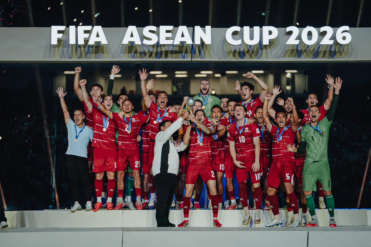 LommelSKOff's tweet photo. Geschiedenis geschreven! 🤩

Joey Pelupessy heeft met Indonesië de FIFA ASEAN Cup gewonnen! In een heerlijke finale tegen Thailand, won @TimnasIndonesia na strafschoppen! 👏🏆

#OurNature https://t.co/TLQVab4hLJ