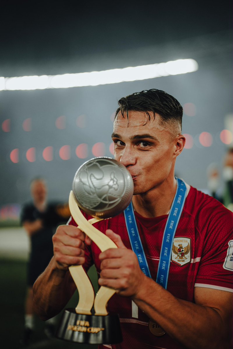 LommelSKOff's tweet photo. Geschiedenis geschreven! 🤩

Joey Pelupessy heeft met Indonesië de FIFA ASEAN Cup gewonnen! In een heerlijke finale tegen Thailand, won @TimnasIndonesia na strafschoppen! 👏🏆

#OurNature https://t.co/TLQVab4hLJ