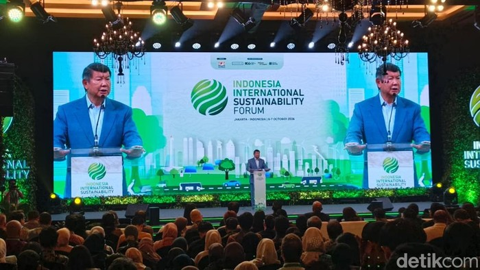 LambeSahamjja's tweet photo. hashim adik prabowo membantah anggapan "indonesia gelap" dan bilang yang benar "indonesia terang"

dia bilang indonesia swasembada beras tiga tahun lebih cepat dari target prabowo

menurutnya ini pertama kalinya dalam 42 tahun terakhir

cadangan beras pemerintah sekitar 5,3 juta ton dan terus bertambah

gudang pemerintah tidak cukup sampai harus menyewa gudang swasta

pemerintah menargetkan swasembada kedelai dalam tiga tahun ke depan

ada program food estate 2 juta hektar tanpa mengalihfungsikan hutan di papua

hpp gabah atau beras naik 50 persen dari rp 4.000 jadi rp 6.500, dan harga pupuk dipangkas 20 persen

dia bilang kesejahteraan 120 juta rakyat yang bergantung pada pertanian padi di tingkat tertinggi sejak era 1980-an