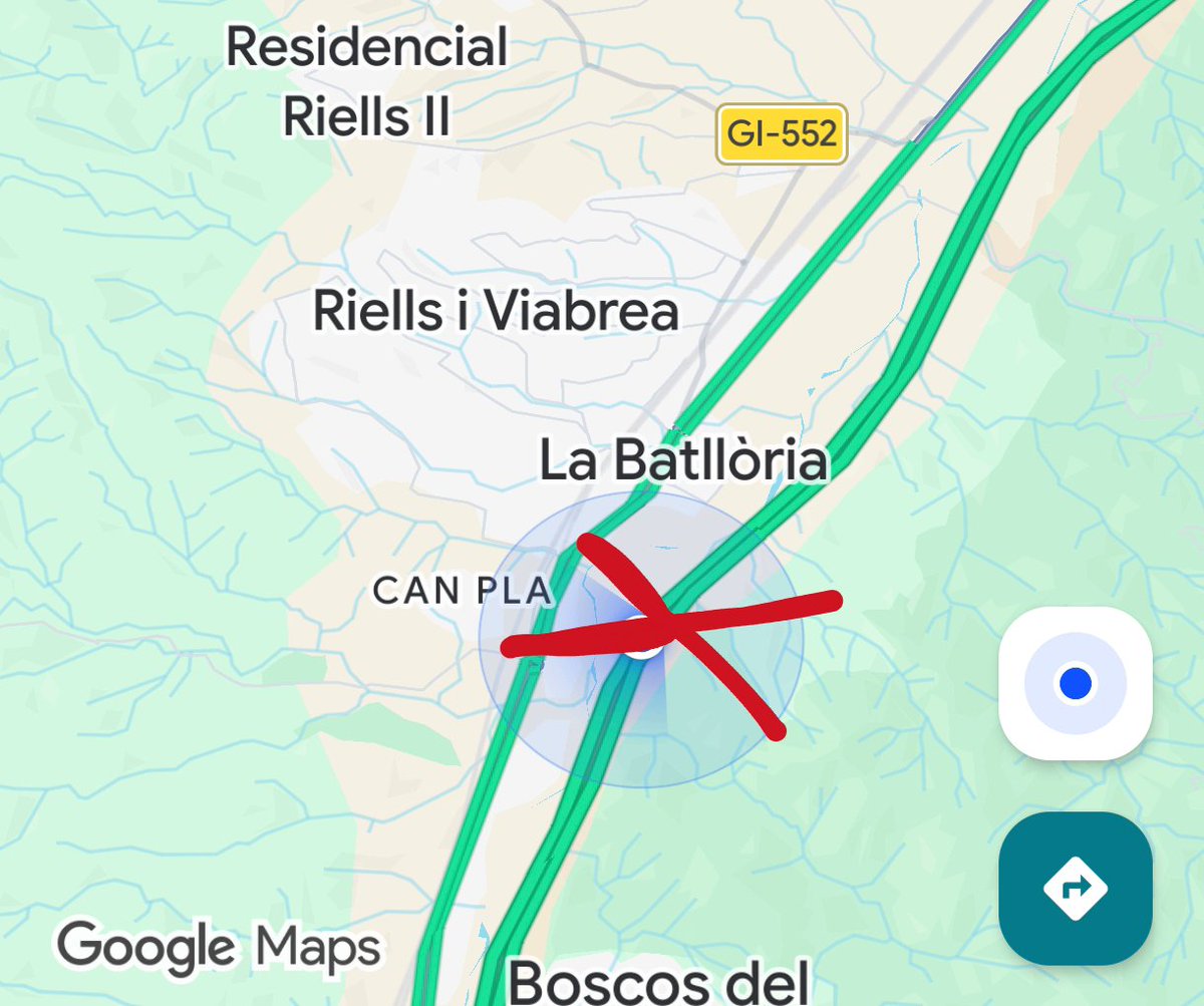 antiradarcatala's tweet photo. Atenció a l'AP-7, hi ha forats de dimensions considerables a l'altura de la Batllòria, Km.104, i a l'altura de la Roca Village, els dos sentit Barcelona. La pluja sumada al mal manteniment de la via, resulten un risc molt important d'avaria, accident i caiguda en cas de les motos https://t.co/lbYPe2cm8Z