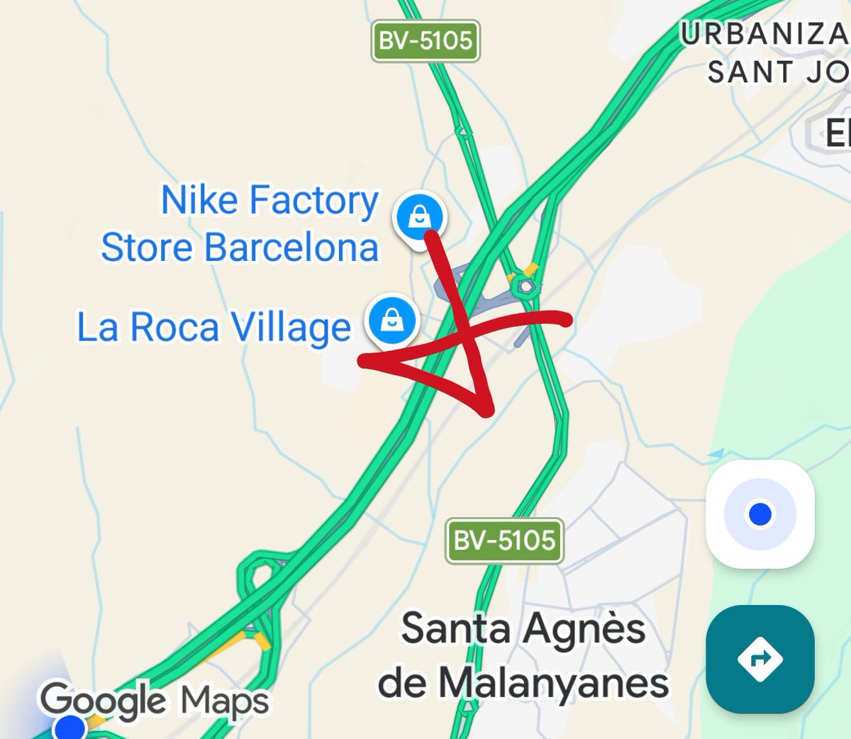 antiradarcatala's tweet photo. Atenció a l'AP-7, hi ha forats de dimensions considerables a l'altura de la Batllòria, Km.104, i a l'altura de la Roca Village, els dos sentit Barcelona. La pluja sumada al mal manteniment de la via, resulten un risc molt important d'avaria, accident i caiguda en cas de les motos https://t.co/lbYPe2cm8Z