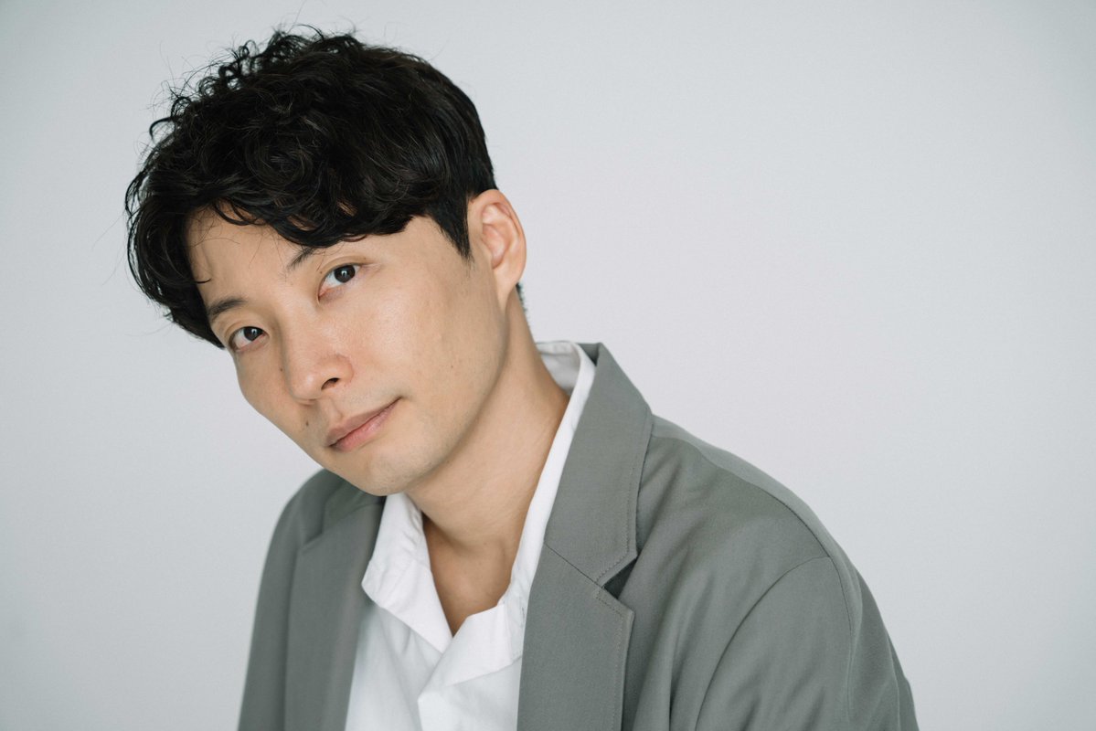 oricon's tweet photo. 松重豊、星野源に救われた話
「彼こそヒーロー」滞在先ホテルで…
https://t.co/YXNdu9hP14
⠀
番組「おともだち」金沢ロケのため滞在したホテルで、自身が脚本つとめる作品の執筆作業をしていた松重。PCを立ち上げたところ、作業中の文書が 「文字通りcloudの彼方へ消え去る」トラブルが発生。松重は共演・星野源にヘルプの連絡をしたところ、星野は夜中にも関わらず部屋に駆けつけ「雲の彼方からこのストーリーを取り戻してくれた」という。