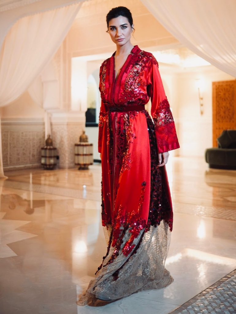 Y_Eliza13's tweet photo. Tubis en un caftán rojo ❤️🔥 wooow simplemente deslumbrante 😍 #TubaBüyüküstün #MARRAKECHsFF #MARRAKECHsFF2026 https://t.co/FBdixsTC6t