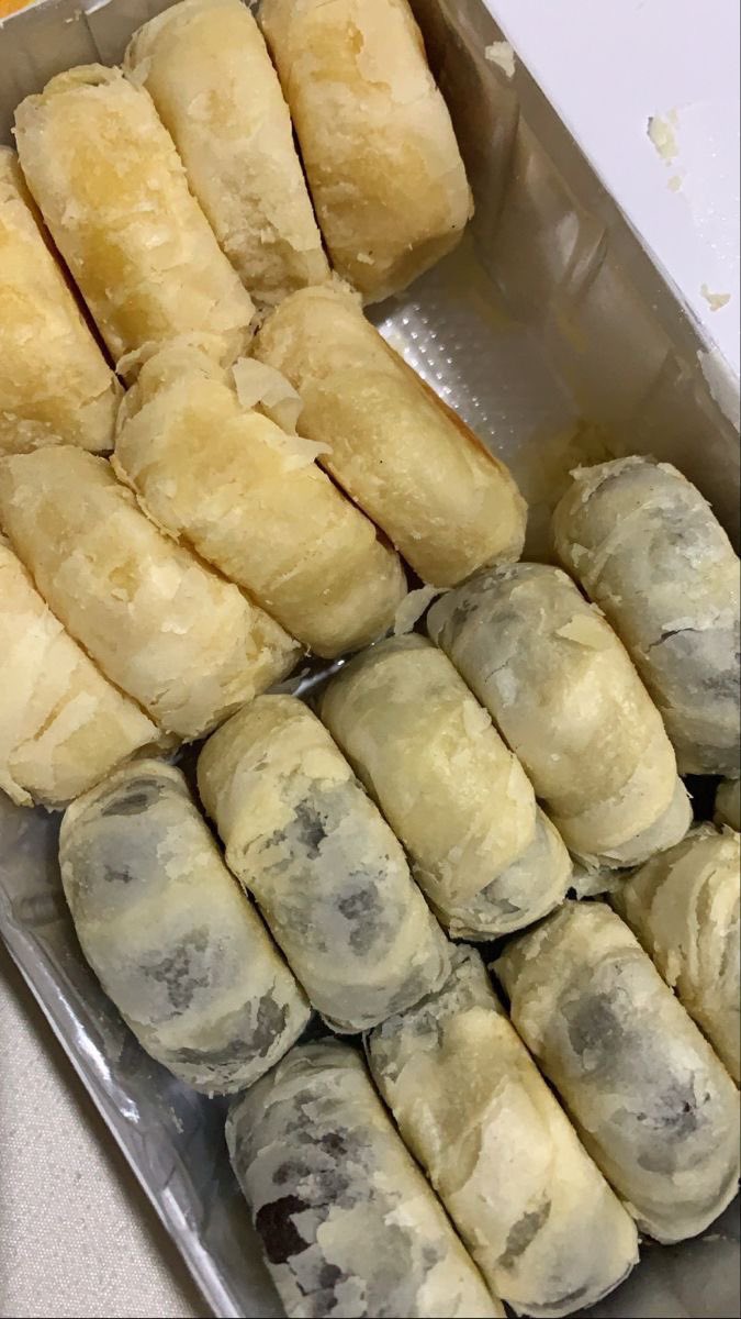 aenaheinm's tweet photo. kalian lebih suka roti unyil atau bakpia by? https://t.co/UG6q4nPYlP