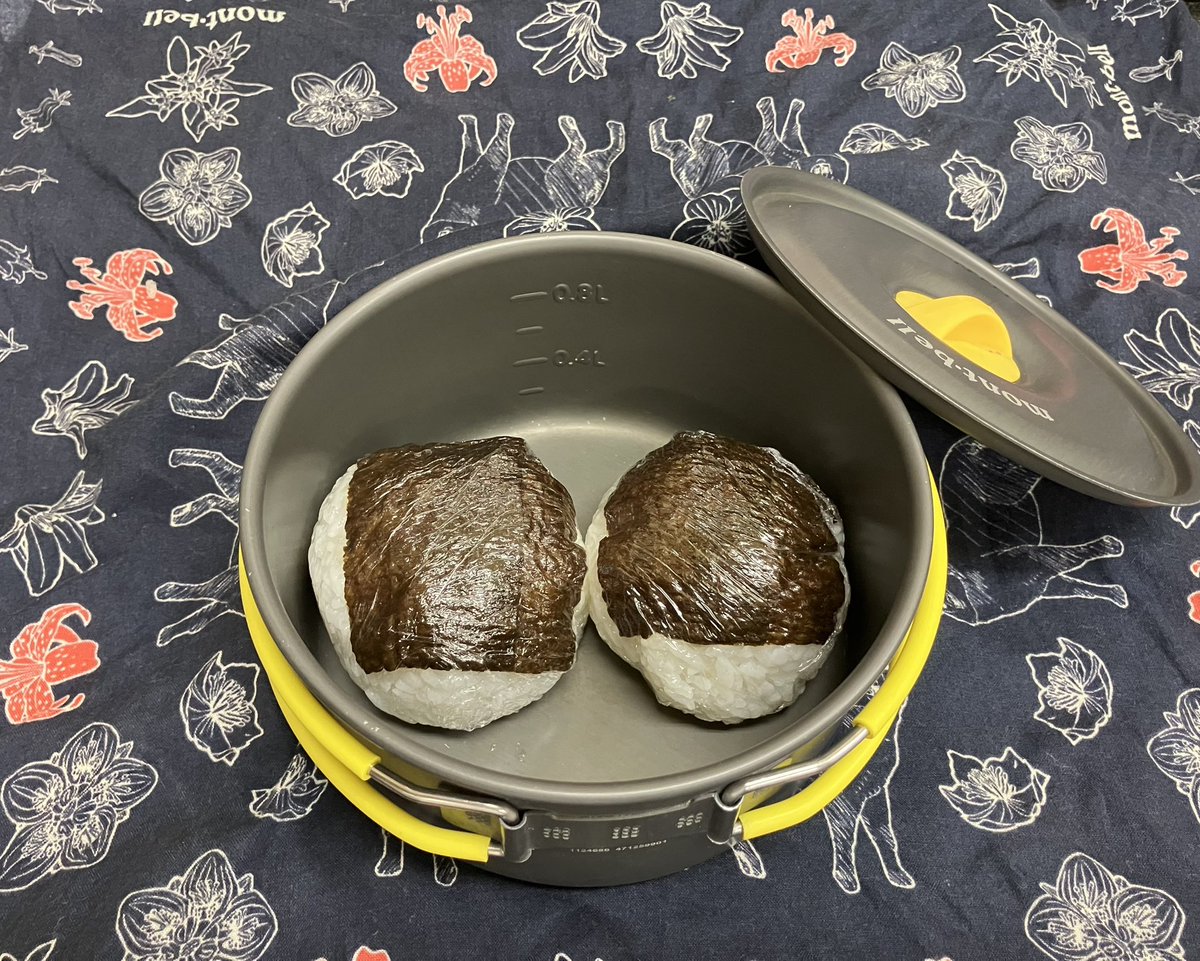 NANIWATAXIDR's tweet photo. おはようございます😊？

本日の田舎のコンビニの空はこんな感じでございます…

今朝も元気よく？チャリ🚲で通勤です💪

いつも思うんですが、
皆さん、チャリ🚲(歩行者🚶🏻も)乗るんならもっと周りに気をつけないといけませんね
後方確認、左右確認、もち前方確認は大事です
自分の身は自分で守らないと、ね

信号無視も習慣になってませんか、ね…

では
皆さま、ご安全に🦺🚕

#事故らないのはまわりが気を遣ってるだけ
#ジジイババアになっても習慣はなおらない
#熨斗イカになるとか🦑
#欲しがりません勝つまではとか🍙