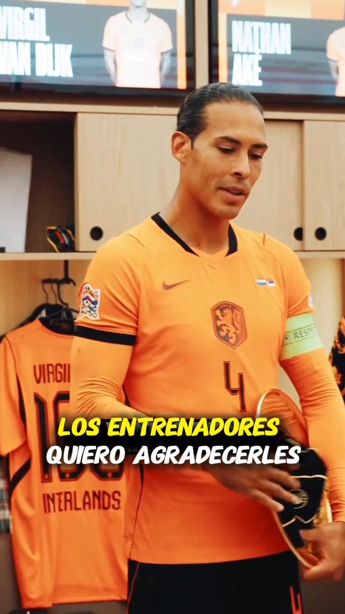 Soccer player Virgil van Dijk, wearing the orange Netherlands #4 jersey and captain's armband, stands in a locker room with Spanish subtitles reading 'LOS ENTRENADORES QUIERO AGRADECERLES'.
