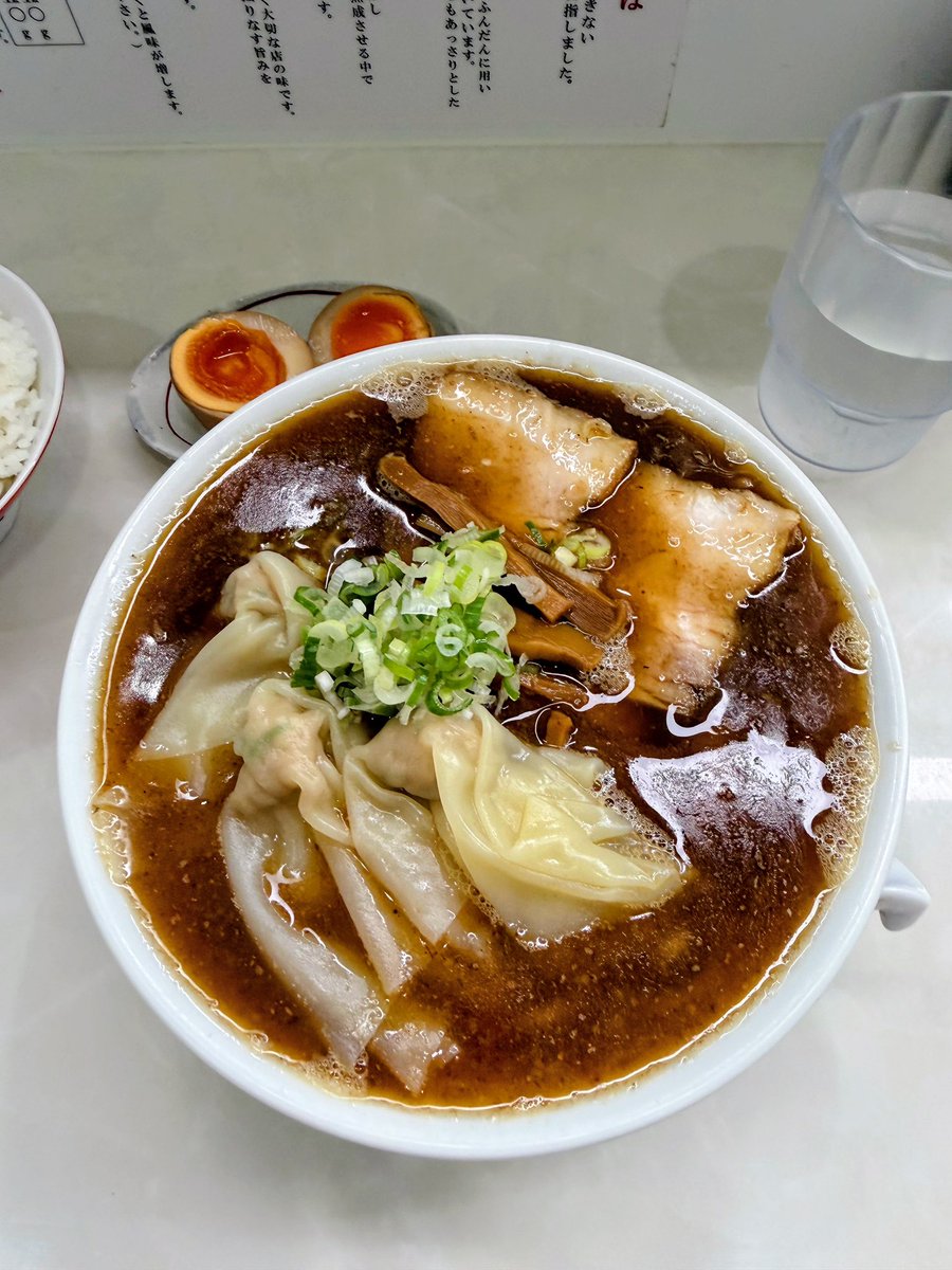 FBhF30xpoDH8TbB's tweet photo. 【中華そば きくたに】蒲田

味玉ワンタン麺
小ライス

これでもかってほど節系の出汁を堪能できるスープを味わいに🥰
自家製のモッチモチ中太麺がまた美味しく、定期的に食べたくなる一杯です。
生姜の効いたチュルリンワンタンも熱々でめちゃうま✨ https://t.co/B4uusQSMW4