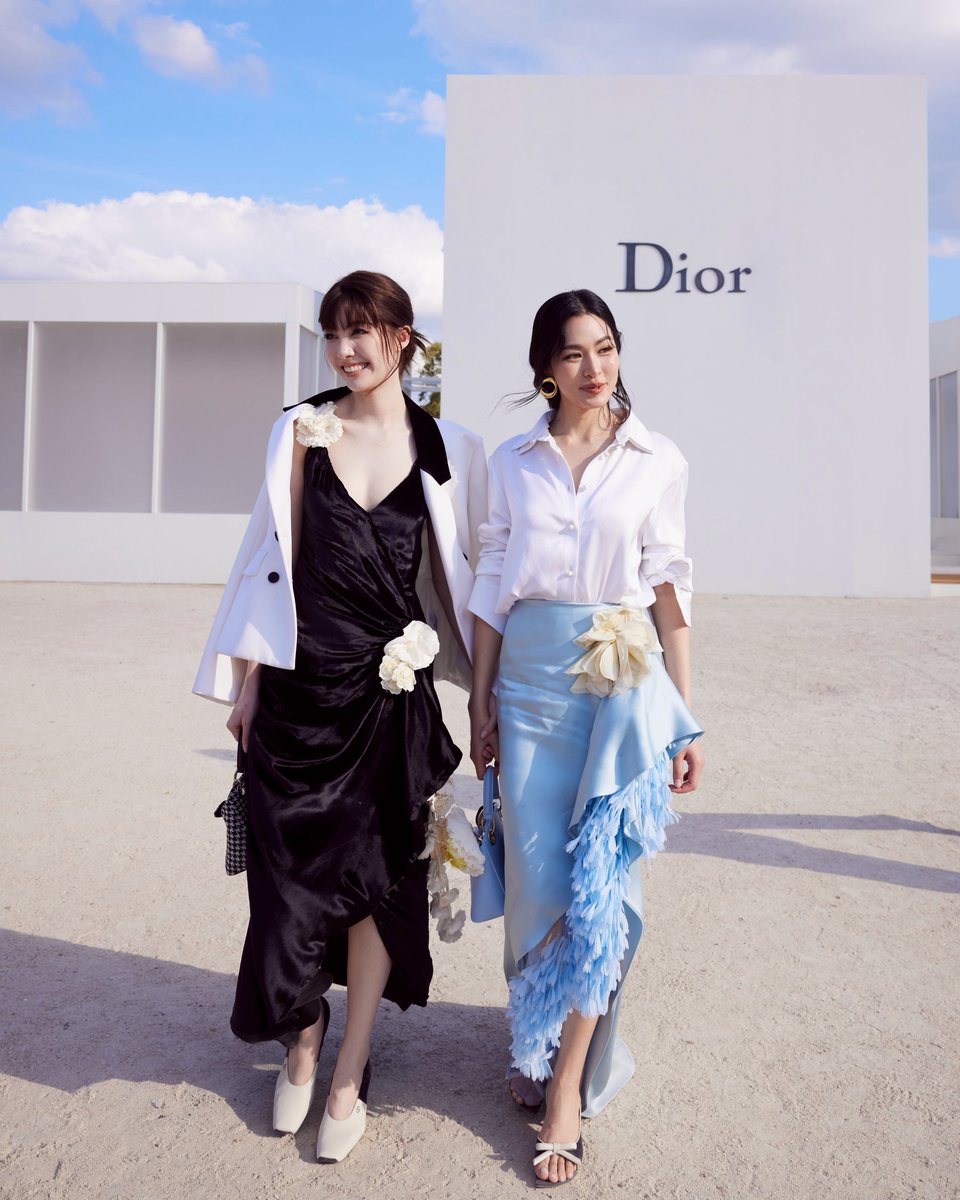 LingOrm_BH's tweet photo. Still admiring. Still inspired. Still cherishing Lingling Kwong and Orm Kornnaphat in Dior. 💮✨️

#LinglingKwong #OrmKornnaphat
#LingOrmDiorSummer27 #LingOrm
#Dior #DiorSummer27 #PFW https://t.co/u8EtvmhQGg