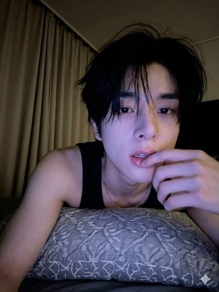 meowkinso's tweet photo. that every time sungh00n sees him in his bed: https://t.co/ayiaFqKBqZ