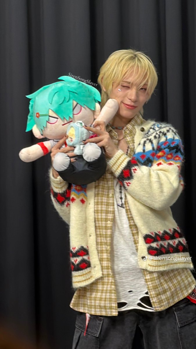 lilsoftienana's tweet photo. XLOV x ALIEN STAGE REAL !!!! (via @/sirensongslayer on tiktok) https://t.co/etAV75FXSn