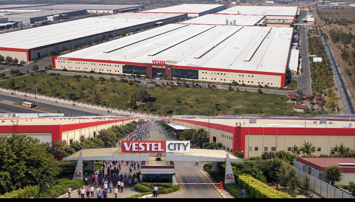 canan_duman1's tweet photo. Son birkaç gündür herkes Vestel’i konuşuyor. Uluslararası kredi derecelendirme kuruluşu Moody’s’in şirketin kredi notunu yüksek riskli seviyeden finans dünyasında kelimenin tam anlamıyla iflasın eşiği sayılan Ca seviyesine düşürmesi, ağır borç yükü ve çalışan sayısının 2024 sonundaki 19 bin 509’dan Haziran 2026’da 11 bin 822’ye gerilemesi gündeme bomba gibi düştü.

Sosyal medyaya bakıyorum. Kamuoyu yine üçe bölünmüş: Bir kesim “Binlerce insana ekmek kapısı, sahip çıkılsın” diyor. Bir kesim, alt taşeronların ve Ege sanayisinin kırılmasından endişeli. Bir kesim ise IMEI düzenlemelerini hatırlatıp tüketici kırgınlığını dile getiriyor.

Herkes bir şirketin krizini kendi hayatı üzerinden anlatıyor. Ve aslında haklılar. Bir şirketin bilançosu, binlerce hanenin mutfağına dokunur.

Ama ben bu tartışmada başka bir şey görüyorum. Vestel’in yaşadığı şey, tek bir şirketin hikayesi değil. Türkiye’de sanayinin son 30 yılda nasıl para kazandığının, şimdi neden kazanamadığının hikayesi.

Önce şunu netleştirelim: Vestel, Türkiye’nin en büyük elektronik üreticilerinden biri. Milyonlarca ürün üretti, on binlerce insana iş verdi, ihracat rekorları kırdı. Bunlar küçümsenecek şeyler değil. İçeride yönetimsel hatalar yapıldı mı, risk yönetimi ve borçlanma tercihleri ne kadar doğruydu, bunu ancak kapalı kapılar ardındaki bilançoları inceleyenler kesin olarak bilebilir.

Ama yönetim tercihlerinden bağımsız olarak, dışarıdan net şekilde görünen bir gerçek var: Vestel’in karı, uzun yıllar boyunca sadece üretimden değil, bilanço yönetiminden geldi.

Bunu açayım.

Türkiye’nin 1990’lardan 2010’lara kadar kurduğu sanayi modeli, kimsenin açıkça itiraf etmediği bir denklem üzerine oturuyordu:

Düşük faizle döviz borçlan. Ucuz iş gücüyle üret. Güçlü para birimiyle sat. Aradaki farkı kâr olarak cebe at.

Biz buna yerli üretim dedik. Ama aslında bu, tam anlamıyla bir finansal arbitraj modeliydi. (Arbitraj, en yalın haliyle; aynı varlığın farklı piyasalardaki fiyat, kur ya da faiz farkından tek kuruş risk almadan veya üretim yapmadan kar yaratma sanatıdır.)

Şirketler üretimde değil, gelir tablosuyla bilanço arasındaki bu kur ve faiz farkından para kazanıyordu. Fabrika, bu oyunun sahnesiydi; asıl oyun, finans departmanında kuruluyordu.

Vestel bu modelin en saf örneklerinden biriydi. Kar, sadece televizyon satmaktan değil; kur, faiz ve hacim üçlüsünün aynı anda doğru yönde hareket etmesinden geliyordu.

Bu bir suçlama değil; olgusal bir tespit. Çünkü Türkiye’nin makroekonomik koşulları, uzun yıllar boyunca sanayiciye bu modeli teşvik etti. Düşük faizli döviz bolluğu döneminde, bu denklemi kullanmayan şirketler ölçek büyütmekte zorlanıyordu.

Dört sütun aynı anda çöktü
Bu model dört sütun üzerinde duruyordu. Son 10 yılda dördü de aynı anda çöktü:

1) Ucuz iş gücü gitti.

Türkiye’de maliyetler arttı. Ama daha önemlisi, otomasyon işgücünü verimsizleştirdi. Bugün bir Çin fabrikası, bir Türk fabrikasından daha az insanla daha çok üretiyor. İşgücü artık avantaj değil, maliyet.

2) Düşük faizli döviz borcu gitti.

Küresel faizler yükseldi, risk primi arttı, borçlanma maliyeti katlandı. Borç aynı borç ama çevirmesi artık çok daha pahalı.

3) Döviz geliri TL maliyet artışına yetişemedi.

Kurun artması ihracat gelirini TL bazında büyüttü ama içerideki yüksek TL enflasyonu, işçilik ve operasyonel maliyetler o geliri eritti. Üstüne bir de döviz borçlarının katlanan faiz yükü eklenince, ihracat geliri bilançoyu kurtarmaya yetmedi.

4) Ölçek ekonomisi gitti.

Ölçek, ancak marj varsa anlamlıdır. Marj yoksa ölçek, sadece daha büyük bir zarar demektir. 19 binden 11 bine düşen istihdam bunun kanıtı: Şirket sadece küçülmüyor, model küçülüyor.

Asıl soru: Vestel neden bu kadar savunmasızdı?
Cevap rahatsız edici ama adil: Vestel, güçlü bir marka olma potansiyelini hiçbir zaman fiyatlama gücüne dönüştüremedi.

Türkiye’de buzdolabı ve televizyon denince akla gelen ilk isimlerden biriydi. Ama Vestel, markasını kapasitesini beslemek için kullandı; kapasitesini markasını beslemek için değil.

Ürünü kimin adına sattığı, hangi fiyata sattığı, rafta nasıl konumlandığı bunlar fason/OEM üretimin doğası gereği Vestel’in tam kontrolünde değildi. Kontrol edebildiği ana unsur, fabrikanın kaç bant çalıştırdığıydı.

Kapasite şirketleri kur şokuna dayanamaz. Çünkü kapasite fiyatlama gücü değildir. Fabrika marka değildir. Hacim marj değildir.

Türkiye iş dünyası 30 yıldır bu kavramları birbirine karıştırıyor.

Peki ne yapmalı?
Ezber cümleleri tekrarlamayacağım. “Katma değere geçin” demeyeceğim; çünkü o bir reçete değil, temennidir.

Gerçek reçete üç maddede:

1) Bilanço, stratejiden önce gelir.

Bir şirketin kaderini ne ürettiği değil, nasıl finanse edildiği belirler. Döviz borcu olan, doğal hedge’i olmayan, nakit akışı döngüsel her şirket kırılgan. Sektörü ne olursa olsun. Türkiye’de artık CFO’nun masası, CEO’nun masasından daha kritik.

2) Marka, kur şokuna karşı tek tampondur.

Fason üretim yapan şirket, kriz geldiğinde artan maliyeti müşteriye yansıtamaz. Kendi markası olan şirket ise bir yere kadar yansıtır. Türkiye’nin ihracatının büyük bölümü hala fason. Bu oran değişmeden hiçbir şey değişmez.

3) Ölçek değil, derinlik.

Daha çok üretmek değil, daha vazgeçilmez olmak. Bir parçayı dünyada sadece sen üretiyorsan, kur ne olursa olsun ayaktasın. Bir parçayı herkes üretiyorsa, en ucuz üreten kazanır ve o genelde sen değilsin.

Peki bunu kim yapacak?
Reçeteyi yazmak kolay. Uygulamak zor. Çünkü bu dönüşümün üç aktörü var ve üçü de şu an aynı yöne bakmıyor:

Şirketler yapacak ama kısa vadeli borç çevirme baskısı, uzun vadeli strateji kurmalarını engelliyor. Her ay bilanço çeviren bir yönetim, üç yıl sonrasını planlayamaz.

Devlet yapacak ama teşvik sistemi hala kapasiteyi ödüllendiriyor, markayı değil. “Kaç kişi çalıştırıyorsun” sorusu, “ne kadar katma değer üretiyorsun” sorusundan daha çok soruluyor.

Yatırımcı yapacak ama Türkiye’de uzun vadeli sabır sermayesi yok. Herkes çeyrek bilanço izliyor. Sabırlı sermaye olmadan marka olmaz.

Yani mesele “ne yapmalı” değil. Mesele, bu üç aktörün aynı anda aynı yöne bakması. Bu olmadan Vestel bir istisna olarak kalır; olursa, Vestel bir uyarı olur.

Rahatsız edici sonuç
Vestel haberi, bir şirketin haberi değil. Türkiye’nin son 30 yılda kurduğu sanayi modelinin son kullanma tarihinin dolması.

Bu modeli savunanlar, Türkiye’yi değil; eski alışkanlıkları savunuyor. Ama o model artık borçtan başka bir şey üretmiyor.

Yeni dönem kapasiteyi değil, konumu ödüllendirecek. Kendi ekosistemini ve markasını yaratan şirketler kazanacak. Geri kalanı, ne kadar büyük olursa olsun, bir sonraki kur şokunda masadan kalkacak.

Vestel masadan kalktı mı? Henüz değil. Ama sandalyesi çoktan çekildi.

#Vestel #ekonomi