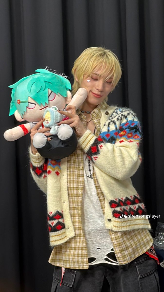 lilsoftienana's tweet photo. XLOV x ALIEN STAGE REAL !!!! (via @/sirensongslayer on tiktok) https://t.co/etAV75FXSn