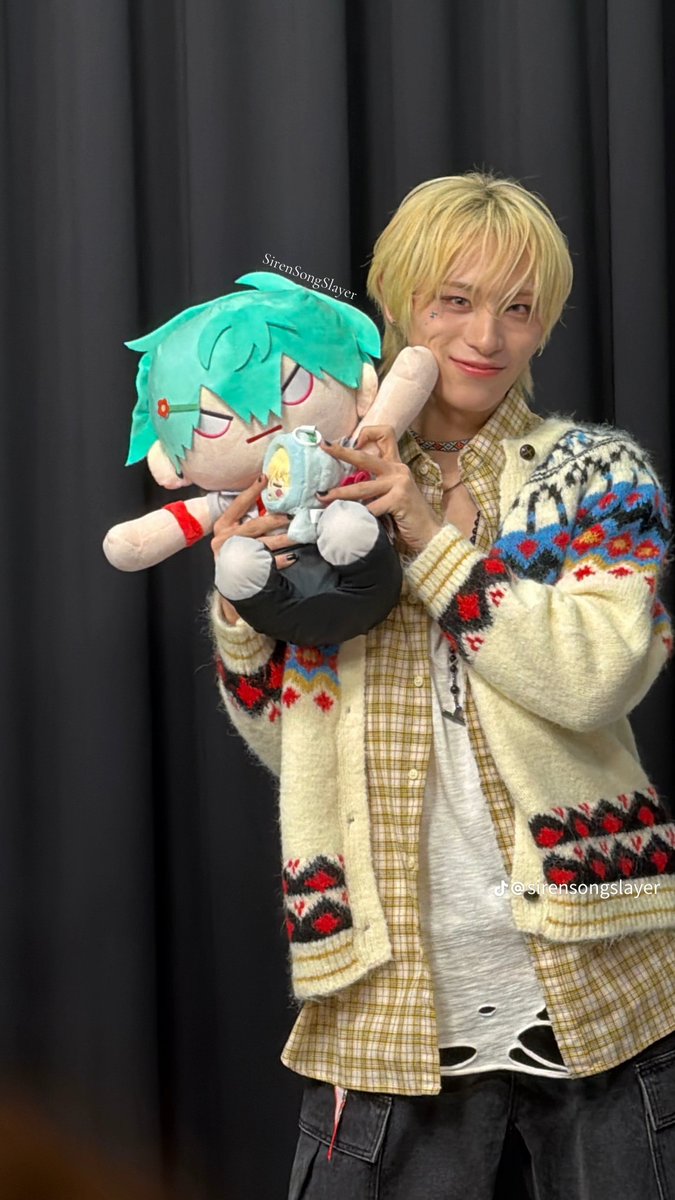 lilsoftienana's tweet photo. XLOV x ALIEN STAGE REAL !!!! (via @/sirensongslayer on tiktok) https://t.co/etAV75FXSn
